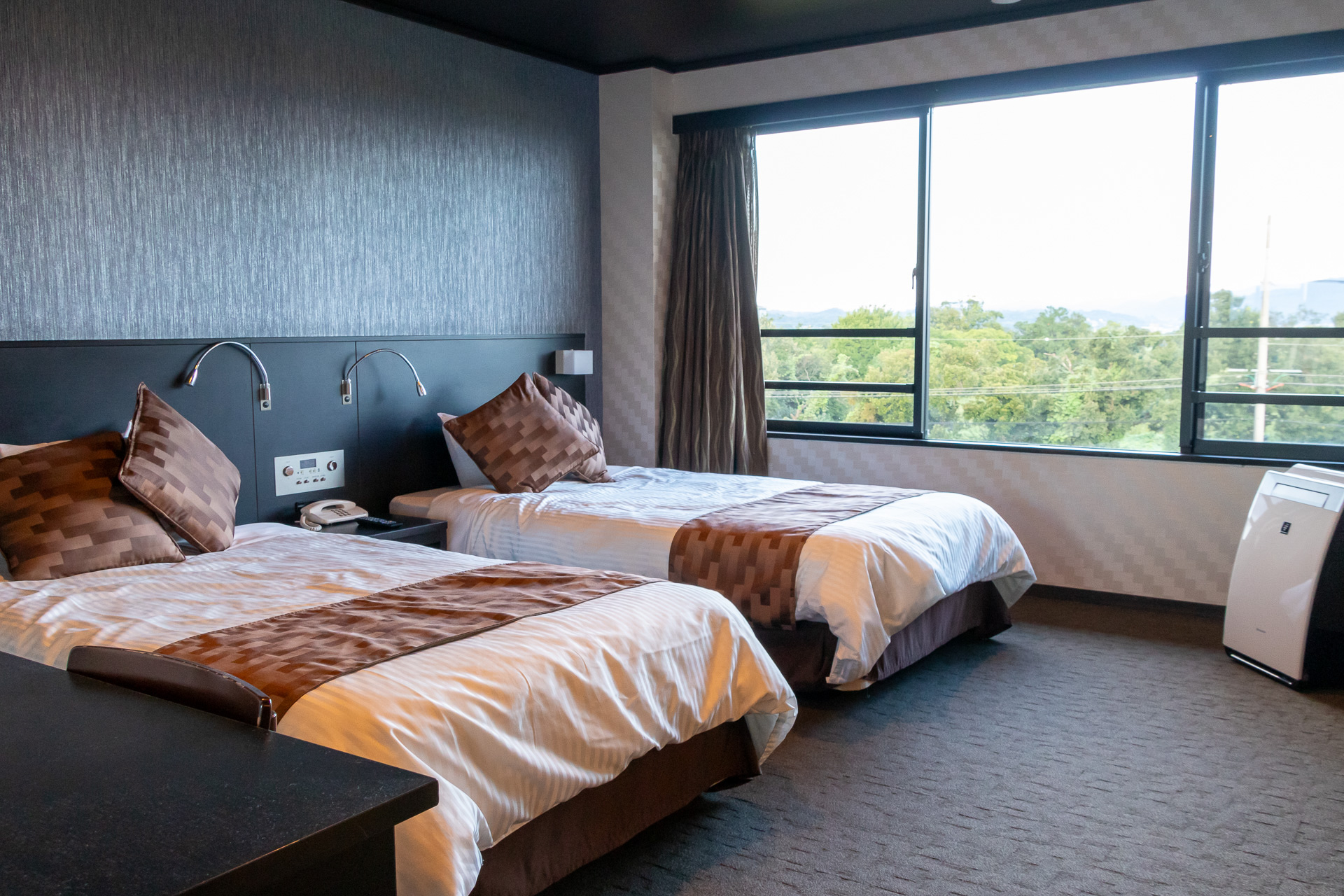 ホテルで5部屋しかない「展望」風呂付きの和洋室は大人気なので休日はすぐに予約で埋まってしまう。狙い目は平日とのことだ