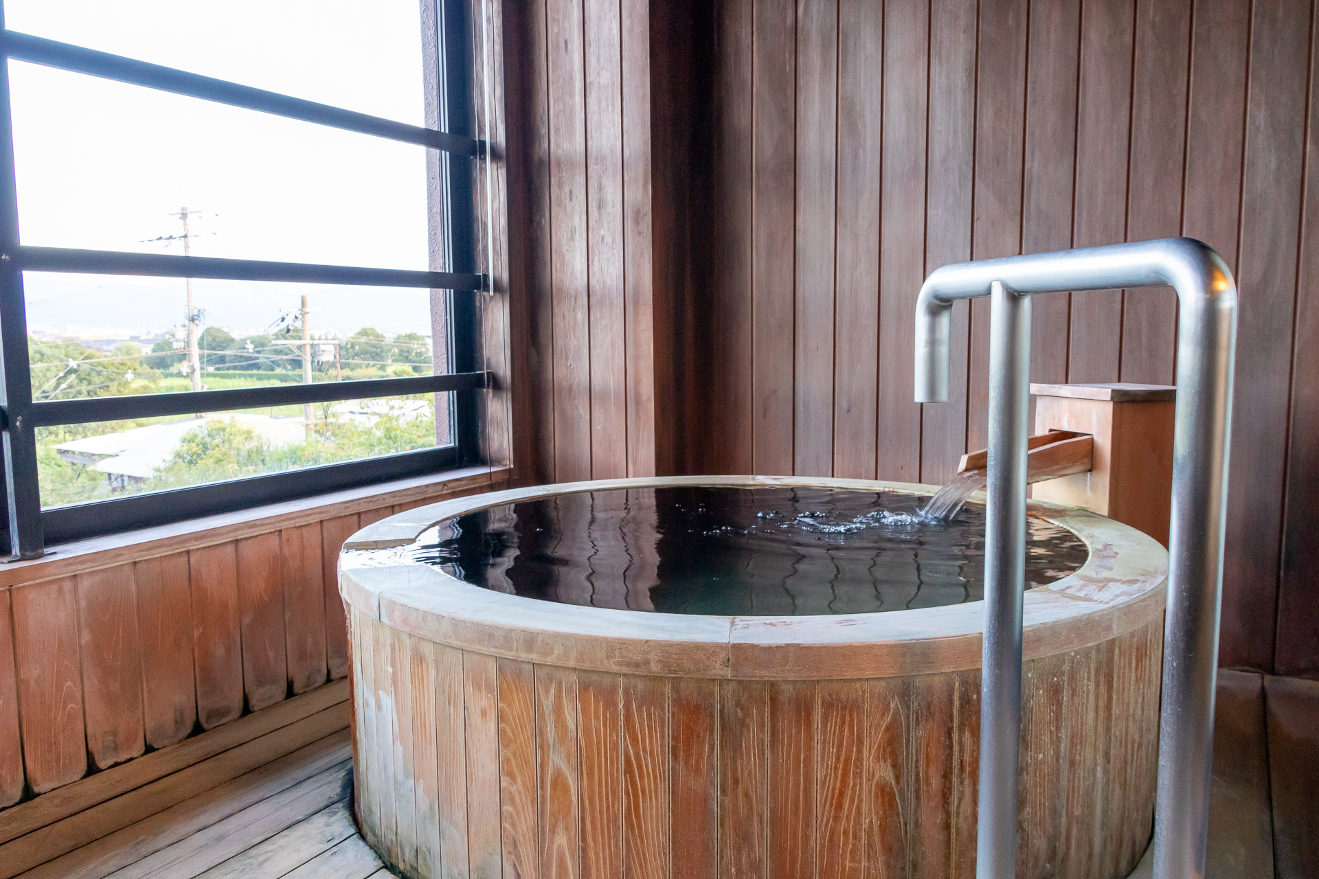 世界遺産を眺めながら好きなだけ「展望」風呂に入れる贅沢さ。泉質はナトリウム－塩化物泉（低張性・弱アルカリ性）で、神経痛や冷え性、疲労回復に効果があるとしている