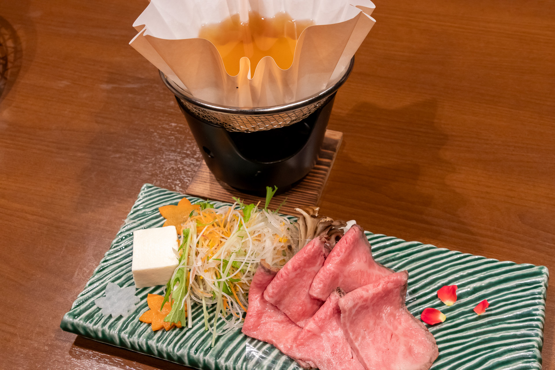 デラックスコースの料理の一例。「松茸と旬魚の土瓶蒸し」「銀鱈味噌漬けと柿グラタン 秋の吹き寄せ盛り」「柚子香る 大和牛の旬菜鍋」「松茸釜飯・香の物」