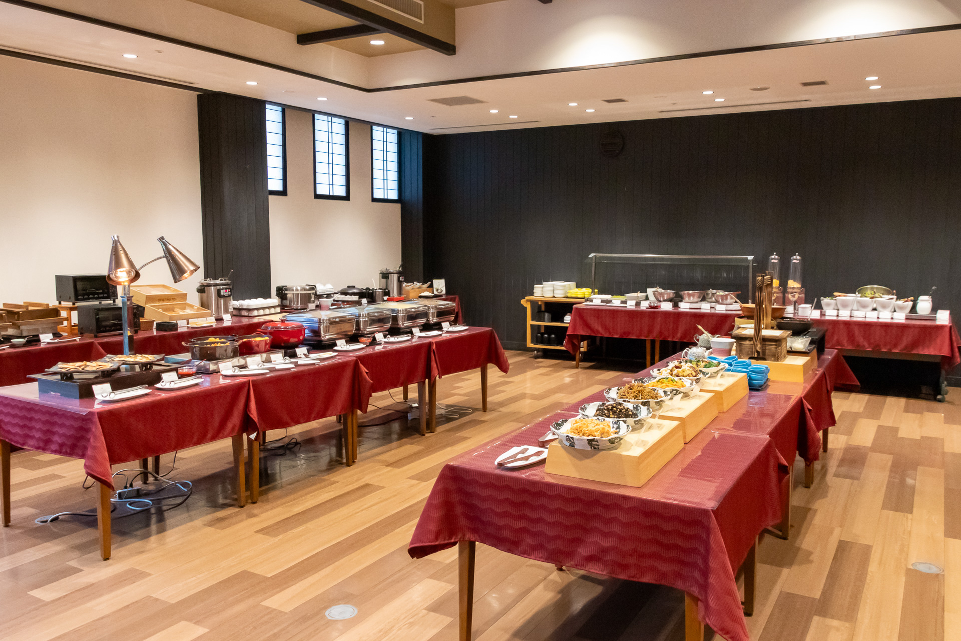 朝食はビュッフェスタイル。地元食材を使用した料理も提供されており、この日は「大和まなと茄子のさっぱり煮」「ヤマトポークとさつま芋の胡麻餡」「大和まなと夏野菜のトマトグラタン」が並んでいた