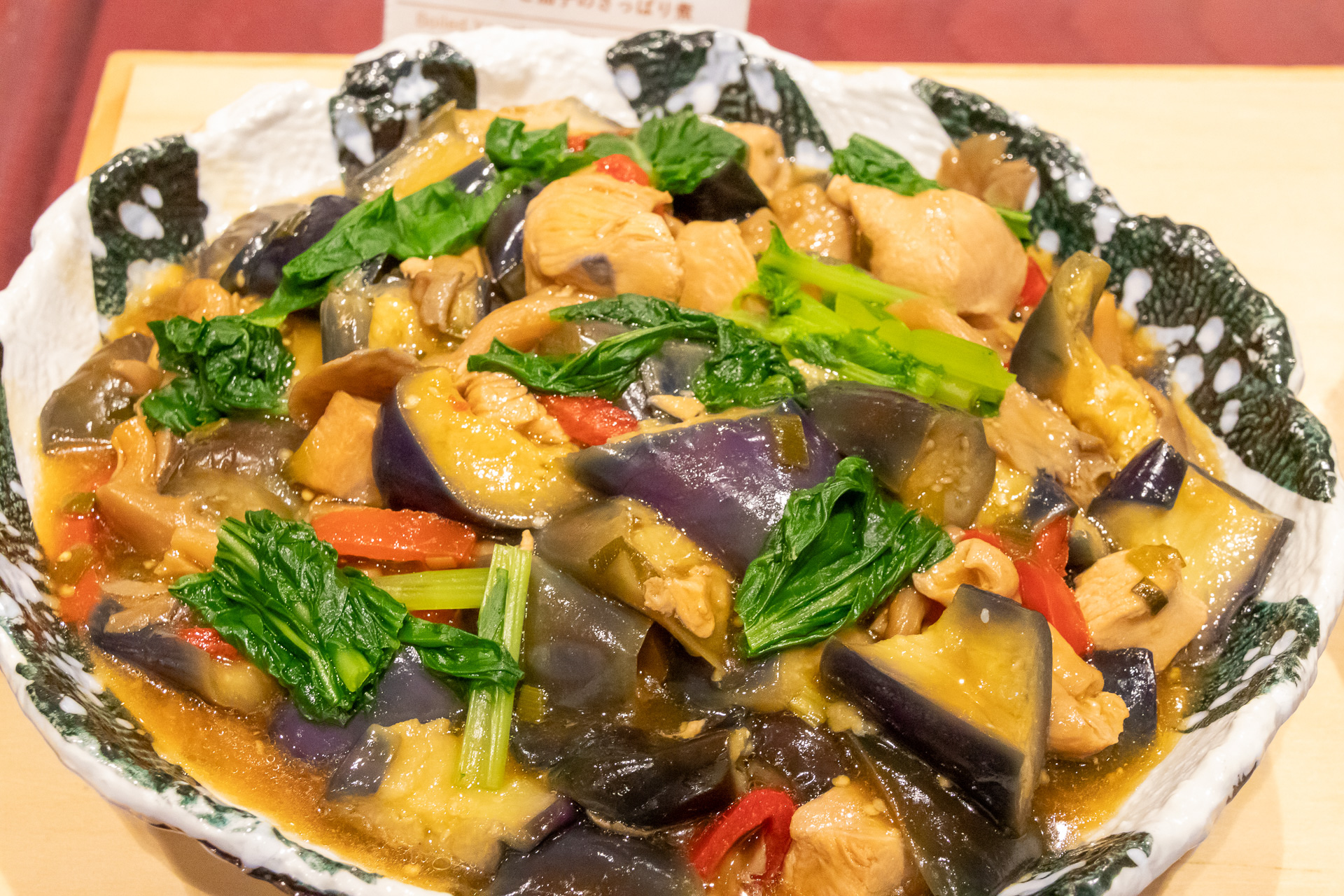 朝食はビュッフェスタイル。地元食材を使用した料理も提供されており、この日は「大和まなと茄子のさっぱり煮」「ヤマトポークとさつま芋の胡麻餡」「大和まなと夏野菜のトマトグラタン」が並んでいた