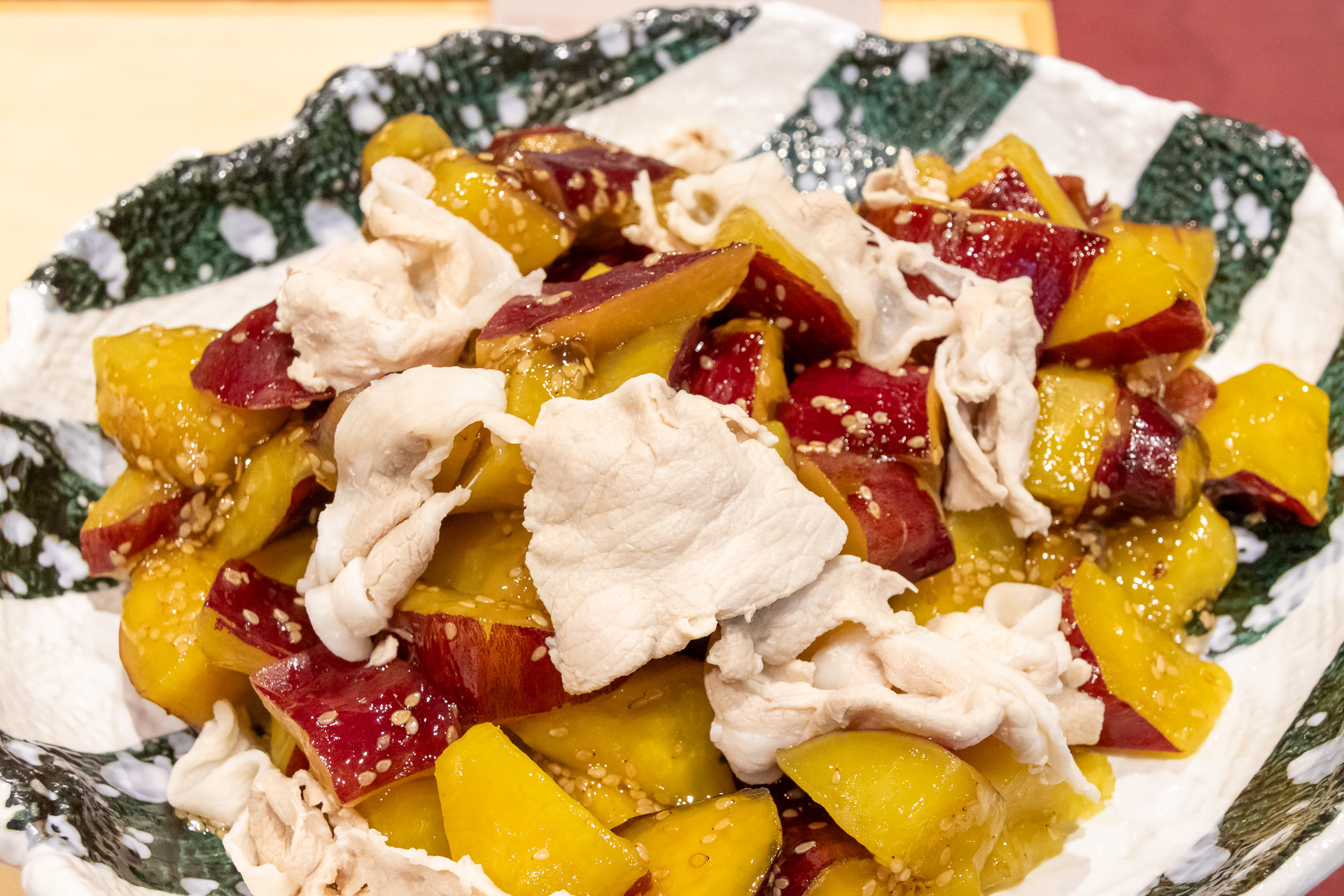 朝食はビュッフェスタイル。地元食材を使用した料理も提供されており、この日は「大和まなと茄子のさっぱり煮」「ヤマトポークとさつま芋の胡麻餡」「大和まなと夏野菜のトマトグラタン」が並んでいた