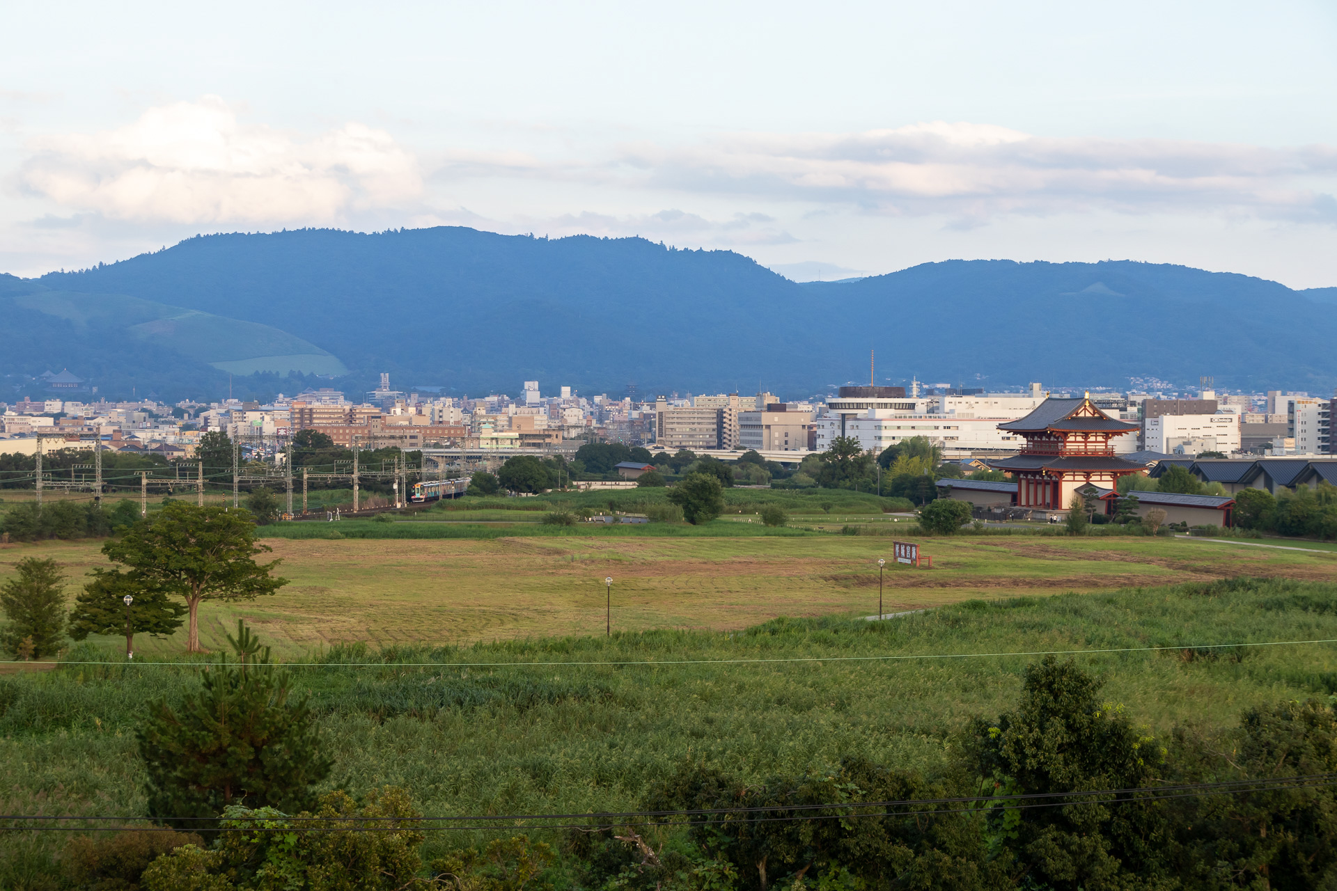 展望台からは朱雀門や春日山、近鉄奈良線もバッチリ見える