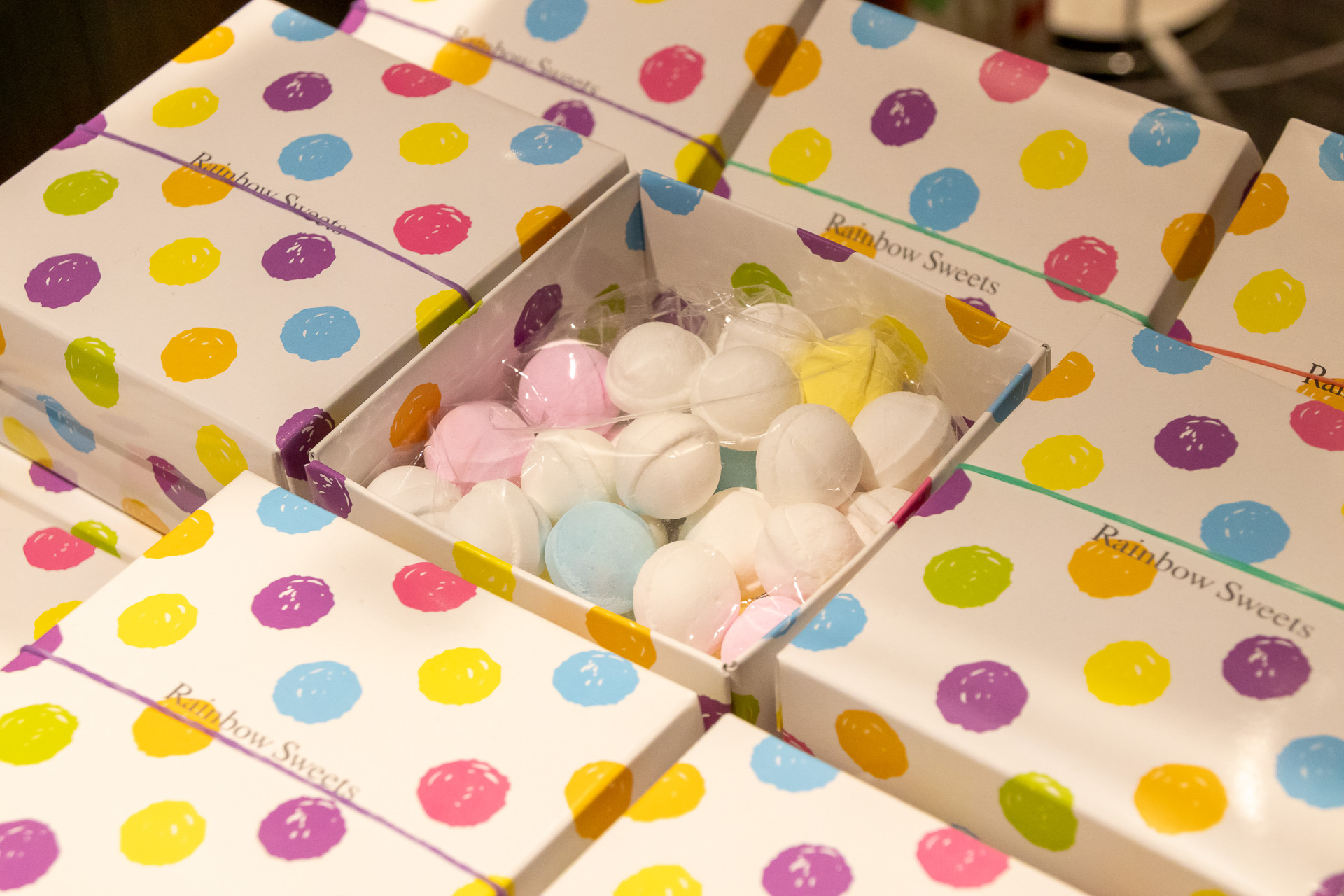 取り扱う店舗が限られるため希少価値の高い「レインボーラムネ」