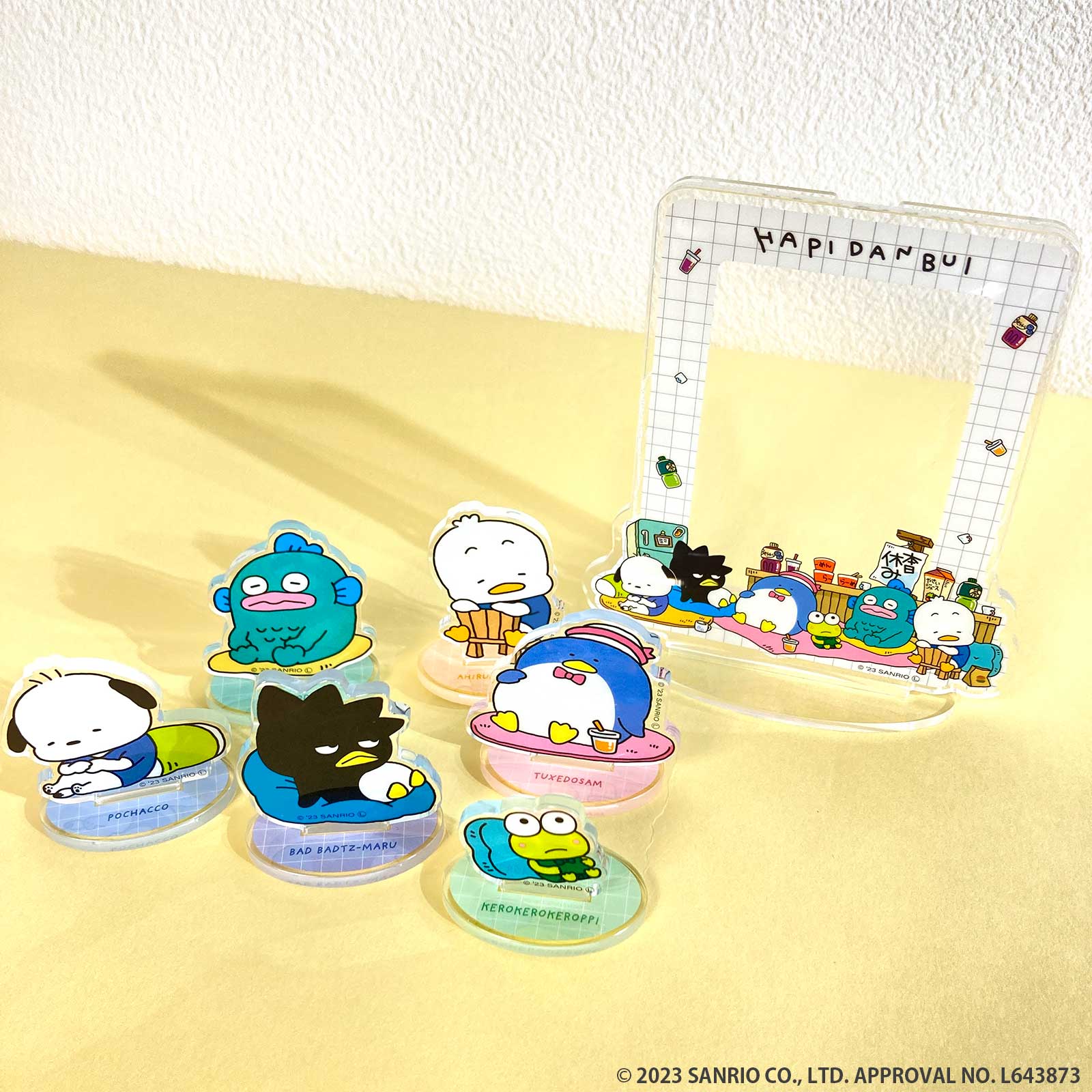 「ランダムアクリルスタンド」（429円）と「アクリルフォトスタンド」（858円）