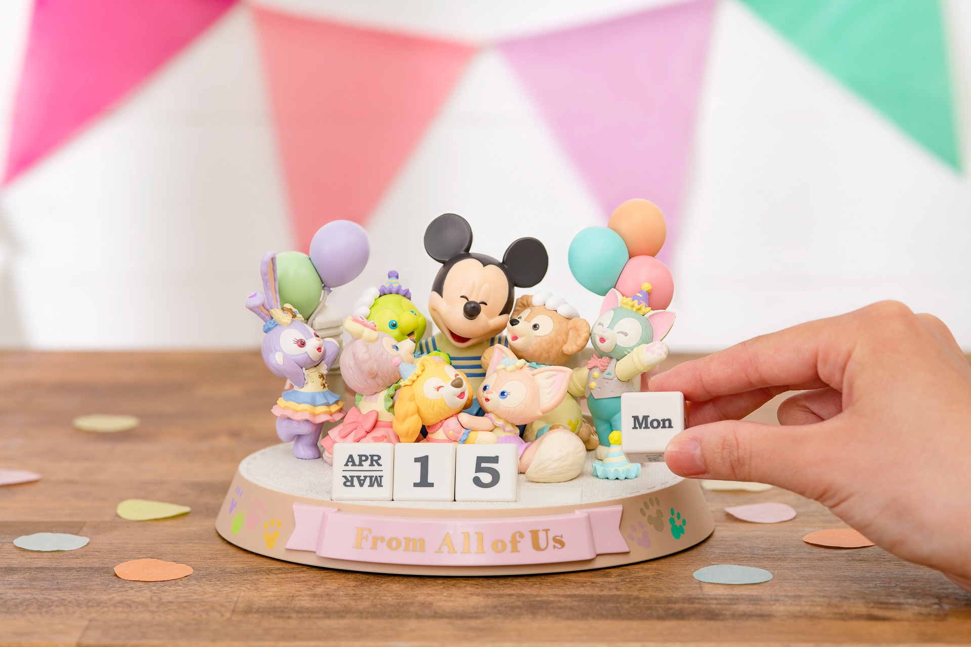 東京ディズニーリゾート40周年を記念し万年カレンダー付き「フィギュア」を発売する