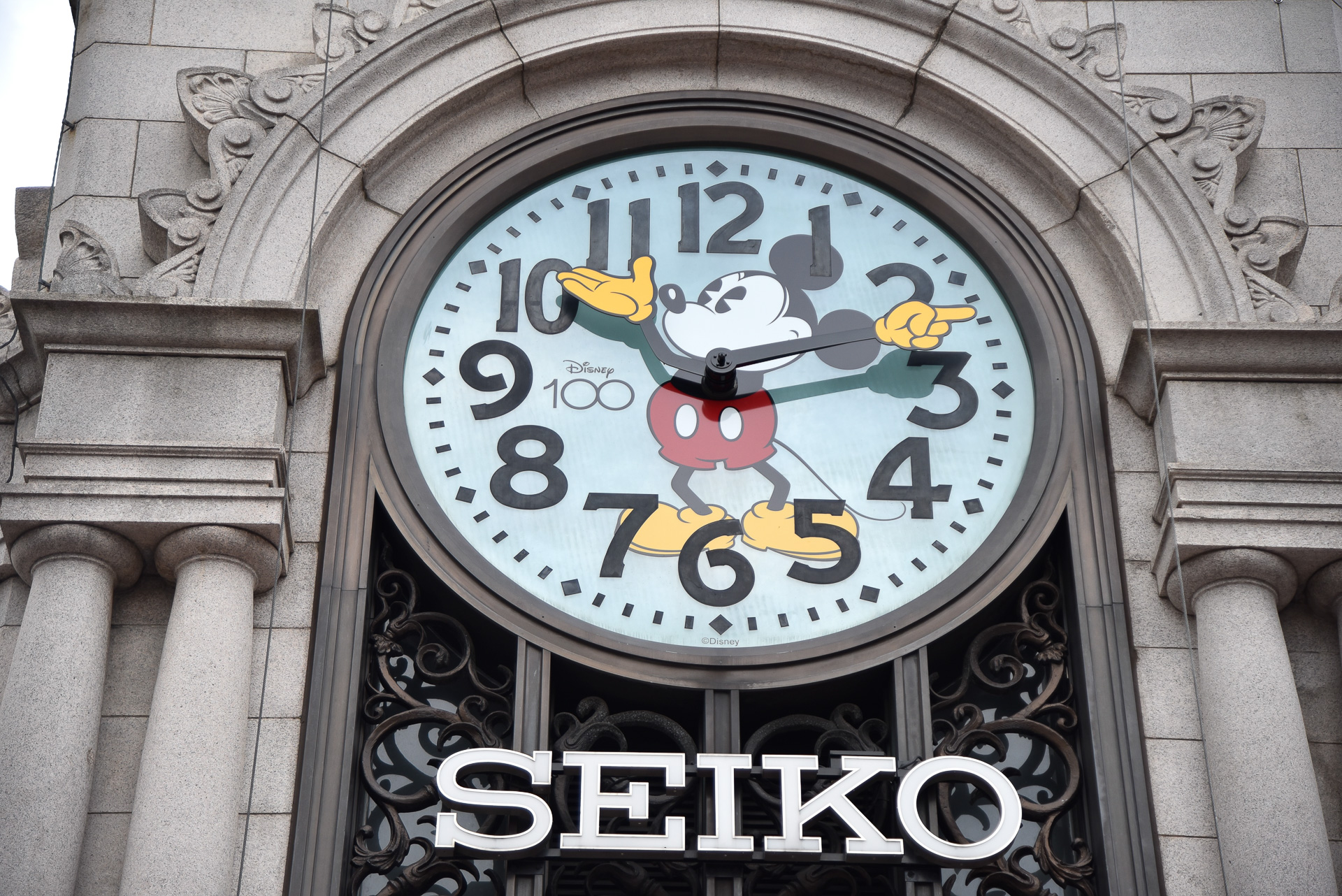 腕の部分が長針と短針となり時を刻みます。D100のロゴも左脇に