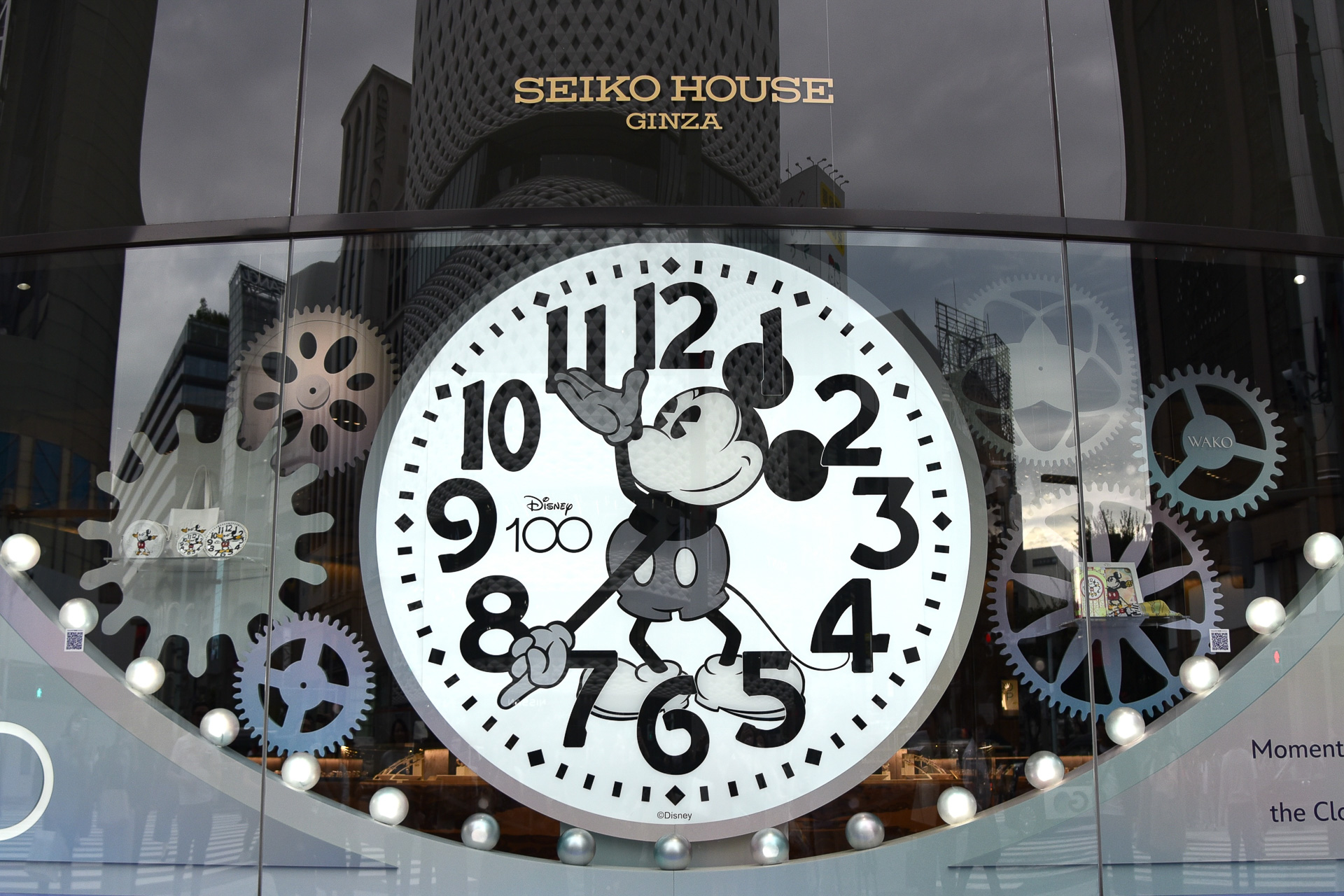 こちらには時刻をお知らせする際にぐるぐると針が回るギミックも