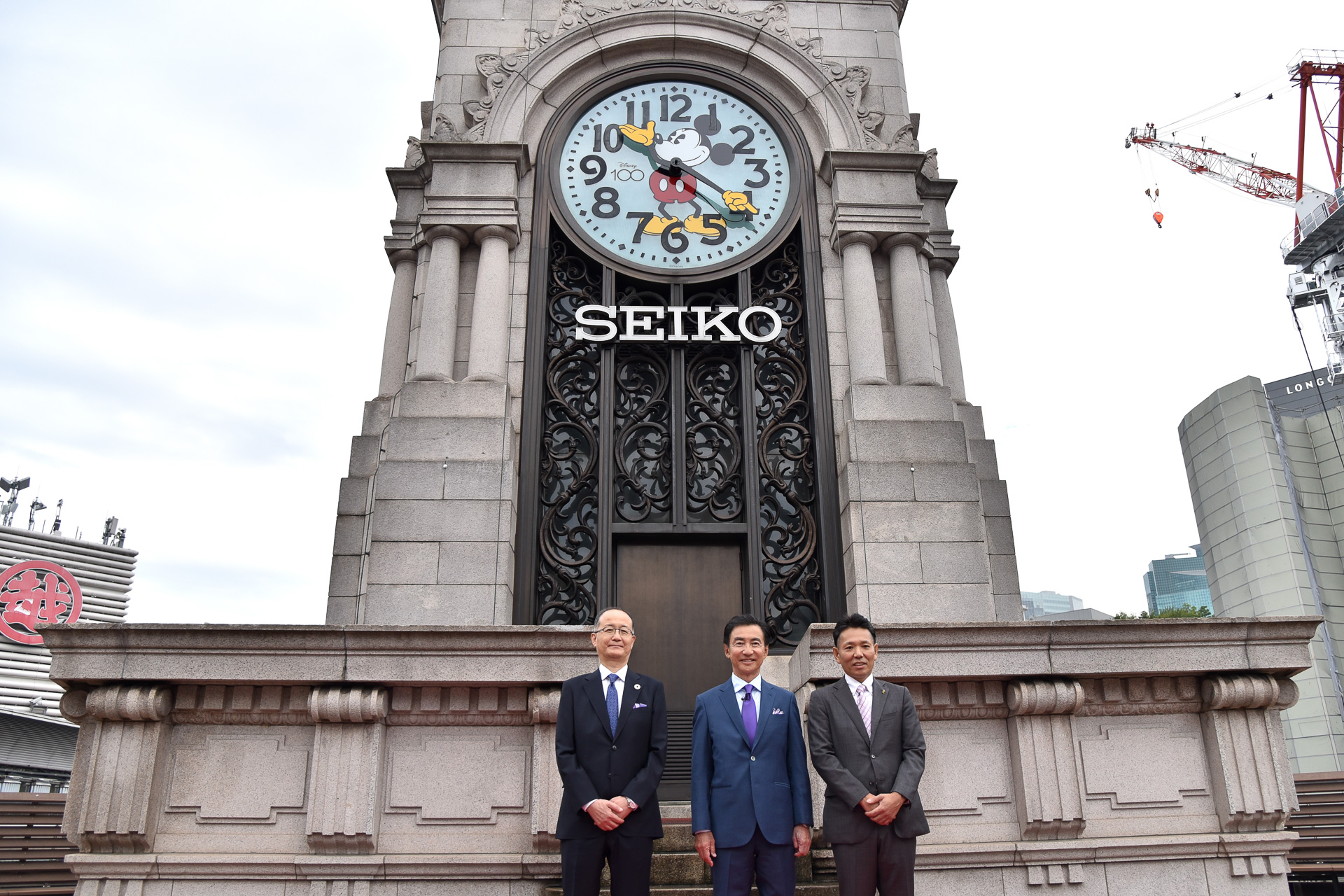 特別仕様の時計塔をバッグにフォトセッション。なお、抽選でグッズ購入者も同じ場所で撮影ができるチャンスも！