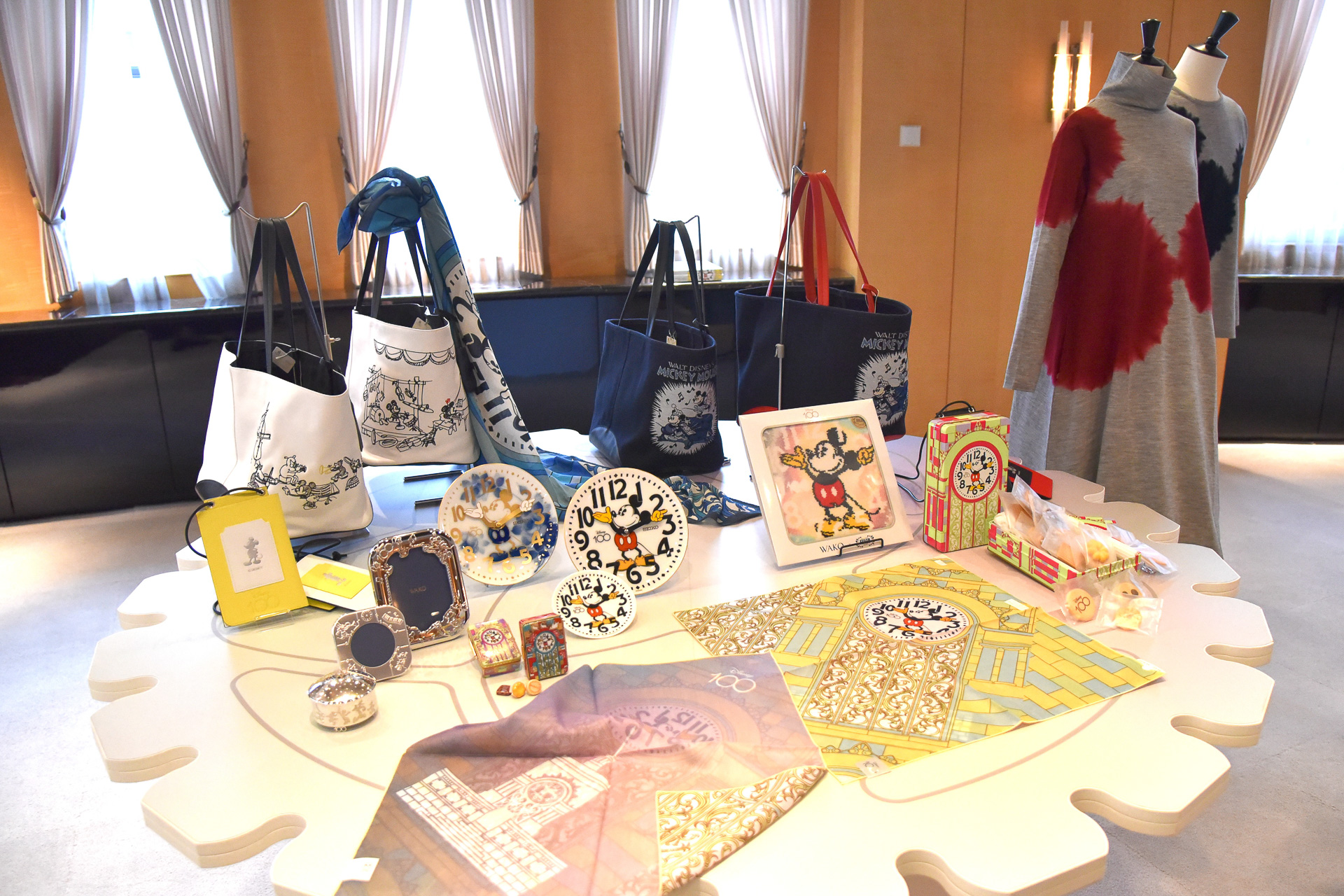 販売中のラグジュアリーなアイテムが並びます