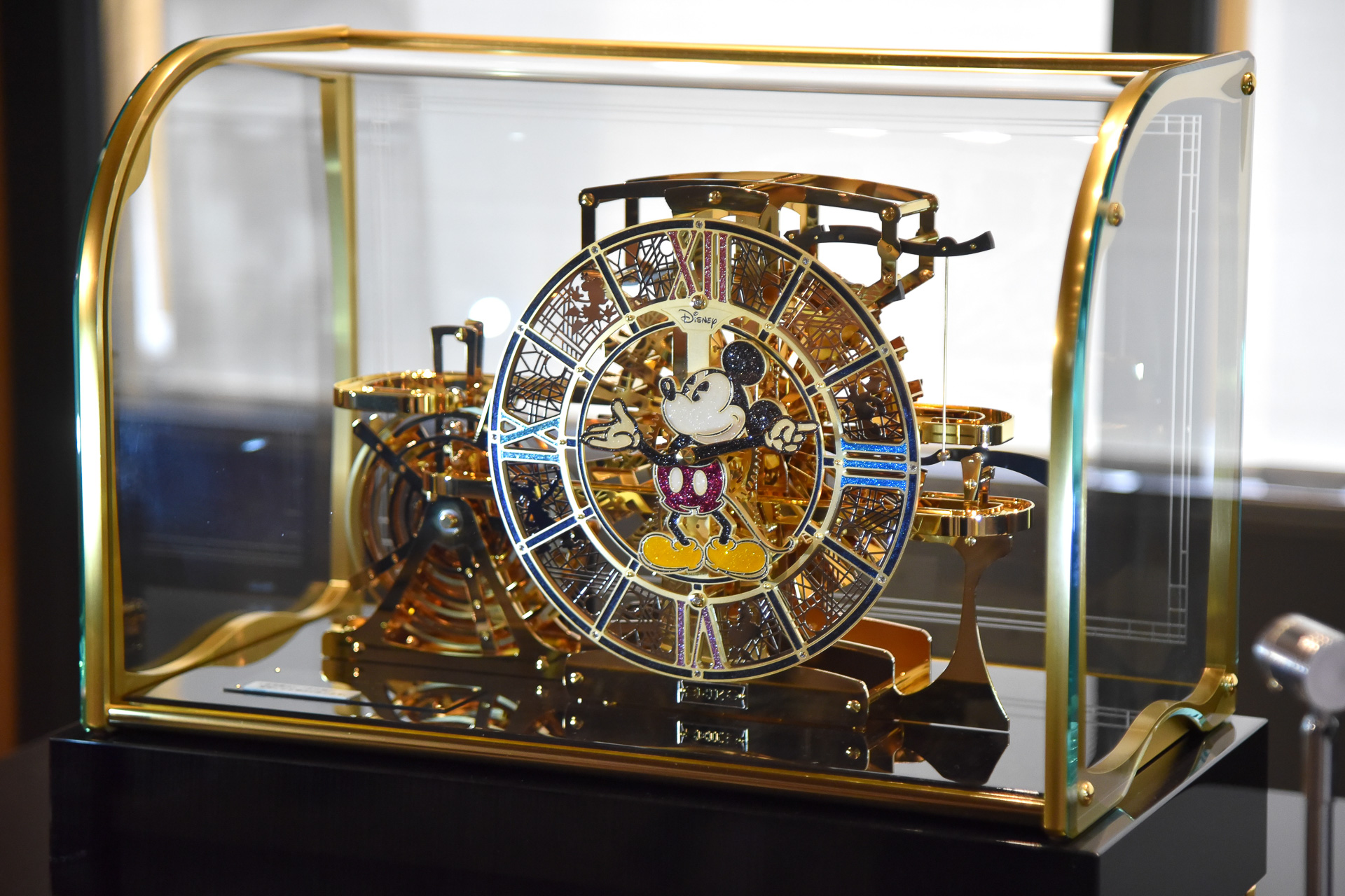 参考資料として100周年の歴史をアールデコ調の透かし彫りで表現したおしゃれな時計も展示されていました