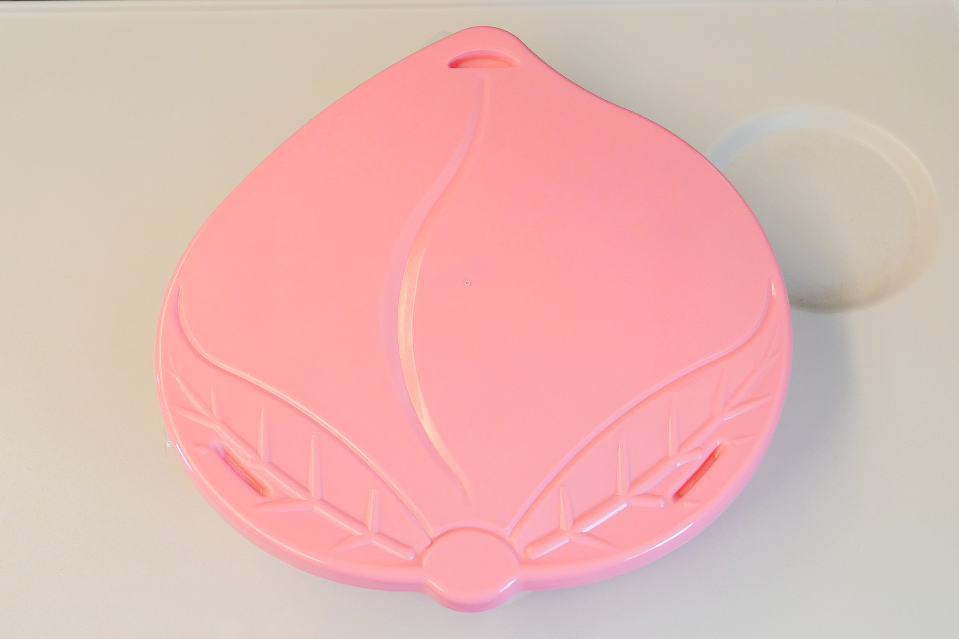 桃太郎の祭ずしは、ピンク色の桃の形をしたかわいい弁当箱が大きな特徴。プラスチック製で、持ち帰って再利用も可能