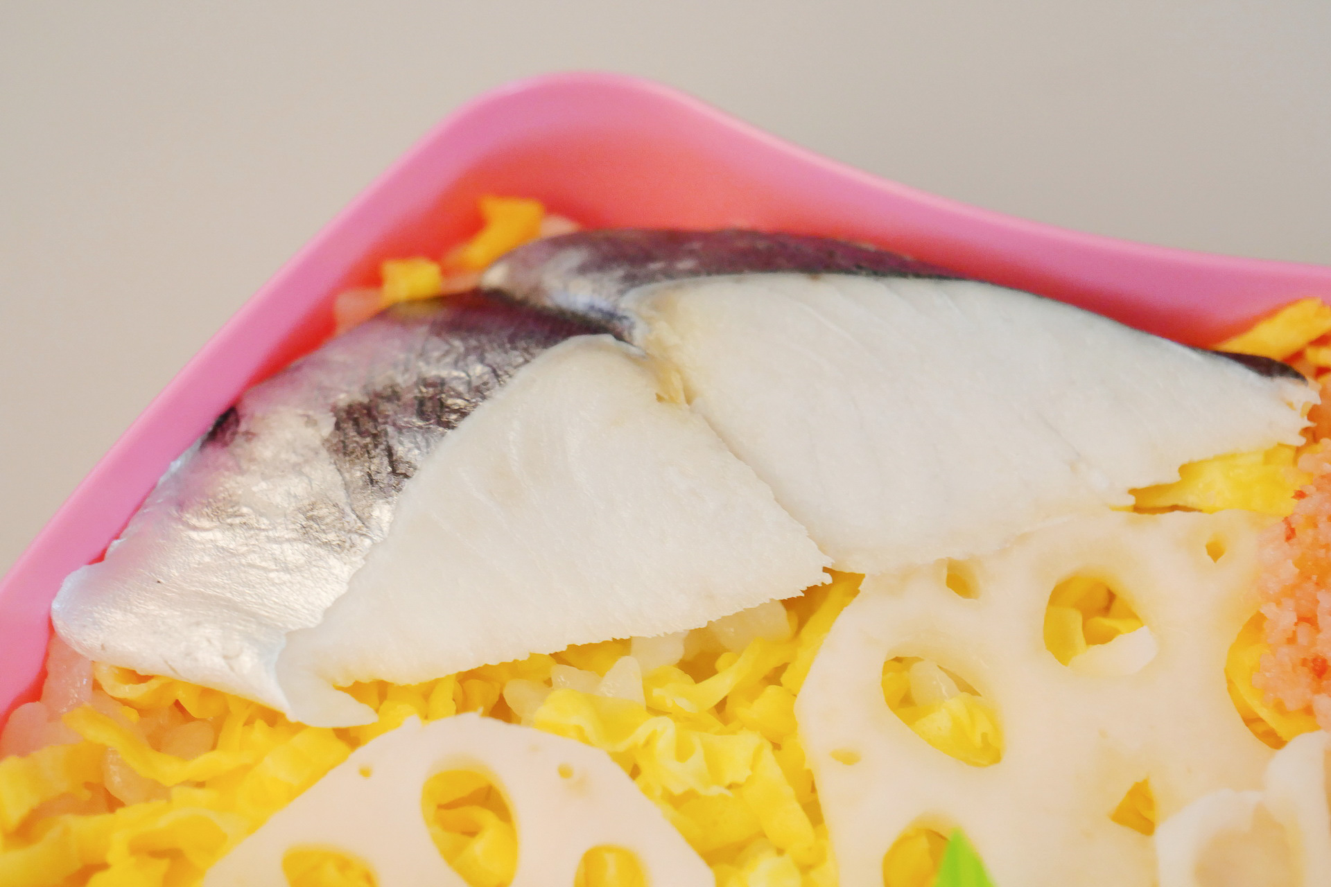 こちらは鰆の酢漬け。ママカリの酢漬けよりもやや酢の風味が強いが、それに鰆の味わいが負けていない。強い酢の風味が鰆の旨味を倍増しているかのような美味しさ