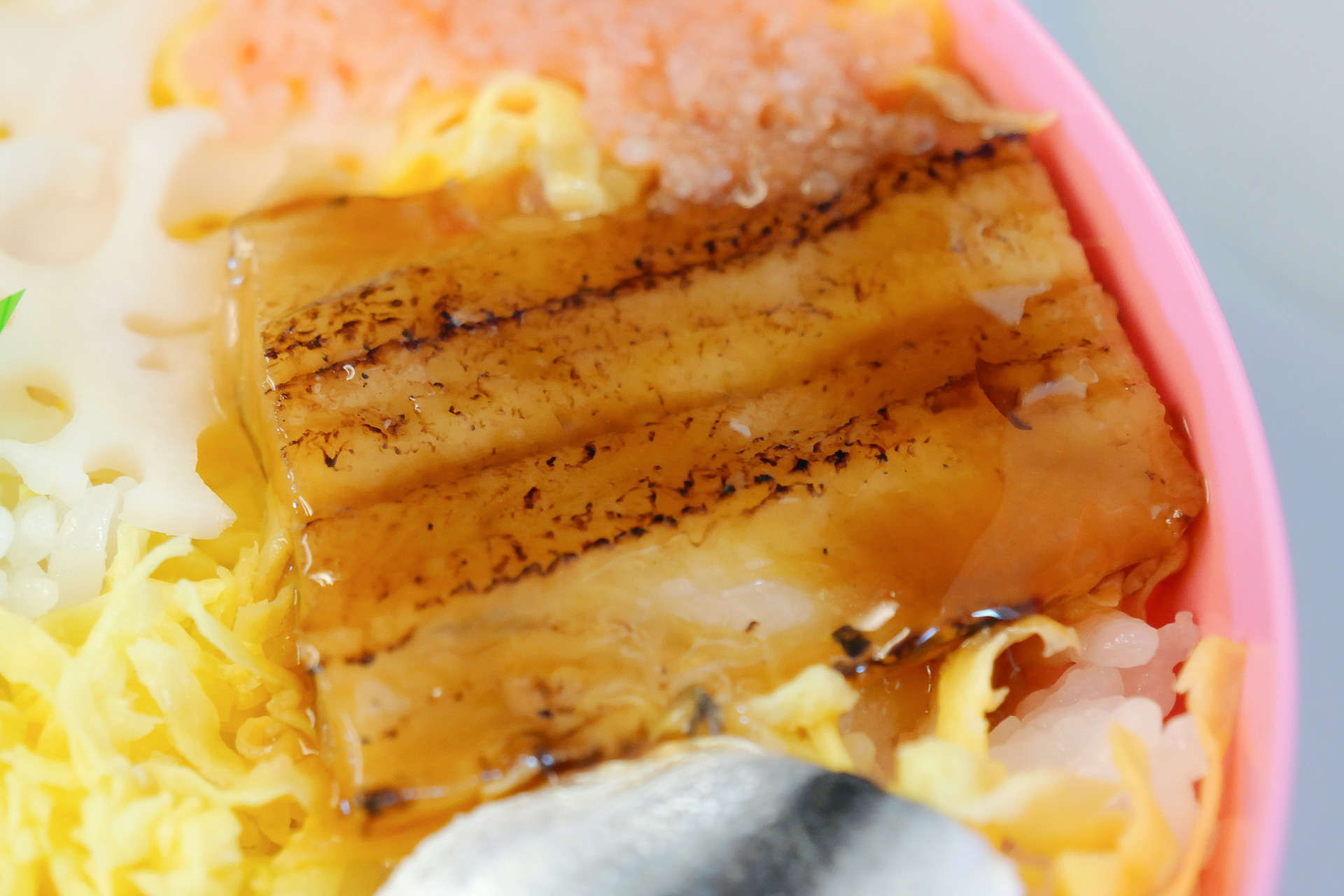 香ばしい焼穴子や、甘辛く煮込まれた椎茸煮、甘いおぼろなど、いろいろな味を楽しめる