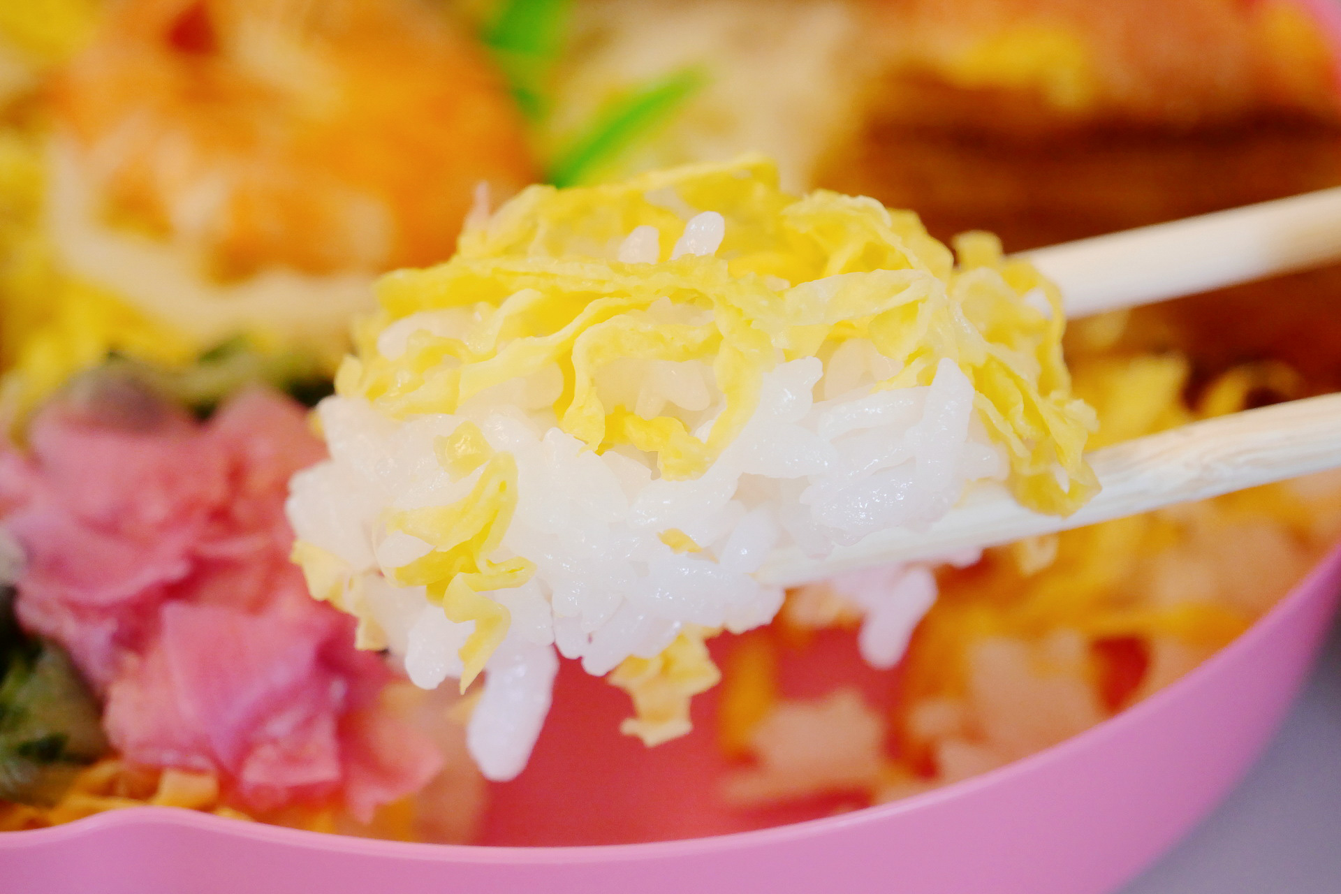 酢飯自体はシンプルな味わいだが、バラエティーに富んだ具材で、飽きずに食べられるのもうれしい