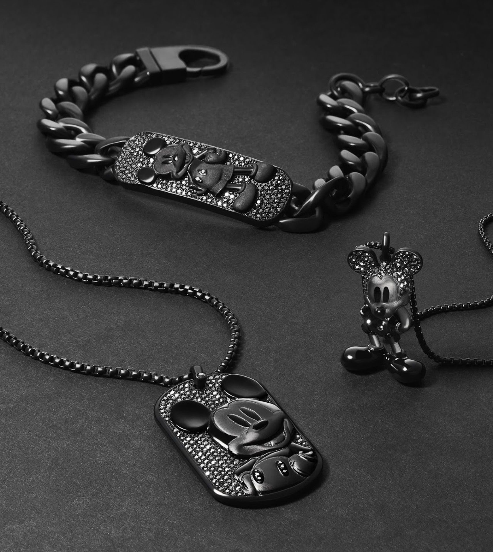 パヴェ・クリスタル＆オールブラックで仕上げられたアクセサリー