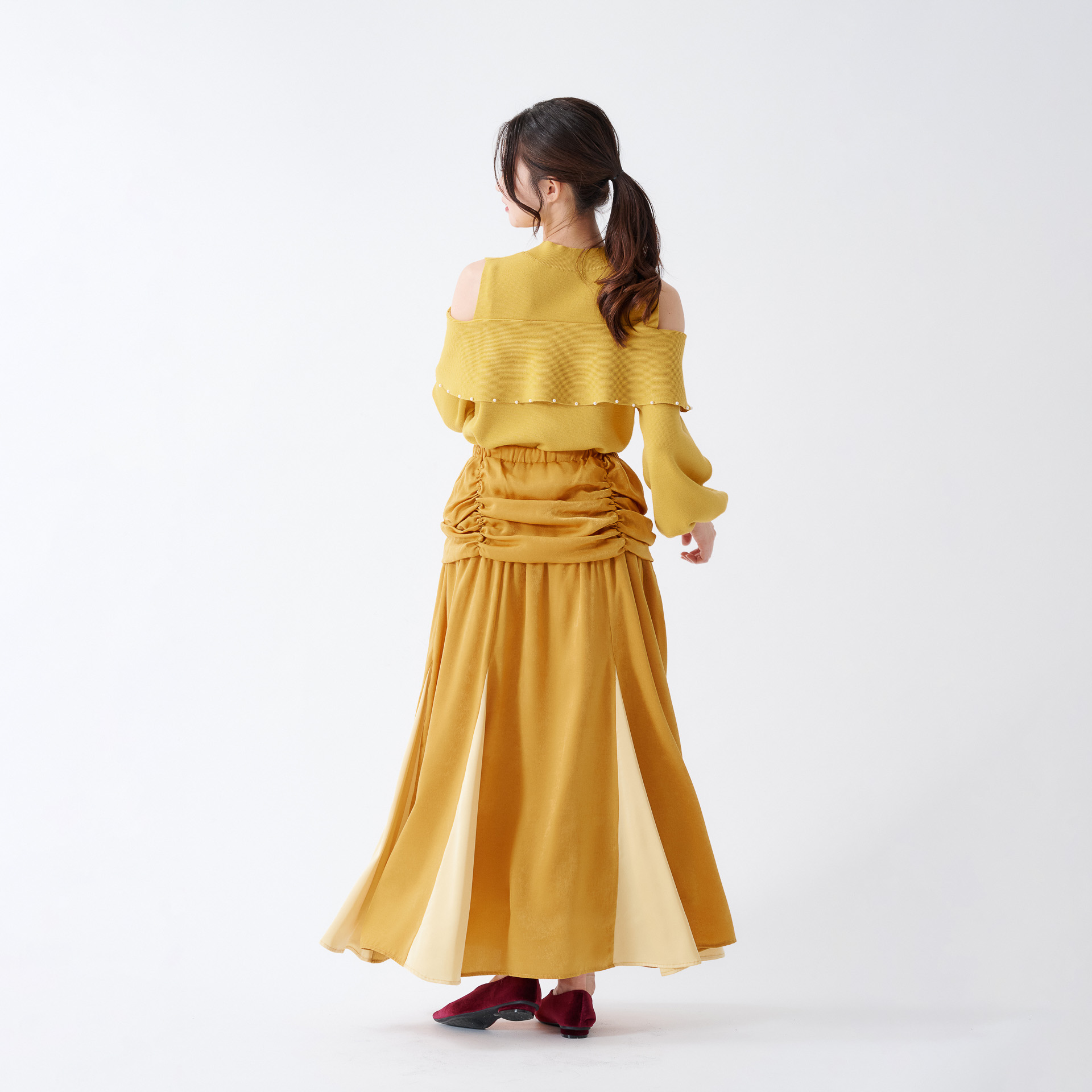 舞踏会のドレスを思わせる腰回りのギャザー
