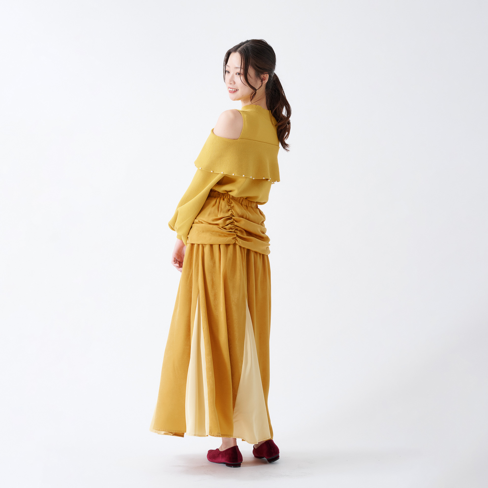 肩出し効果で、首まわりがスッキリ。小顔効果も