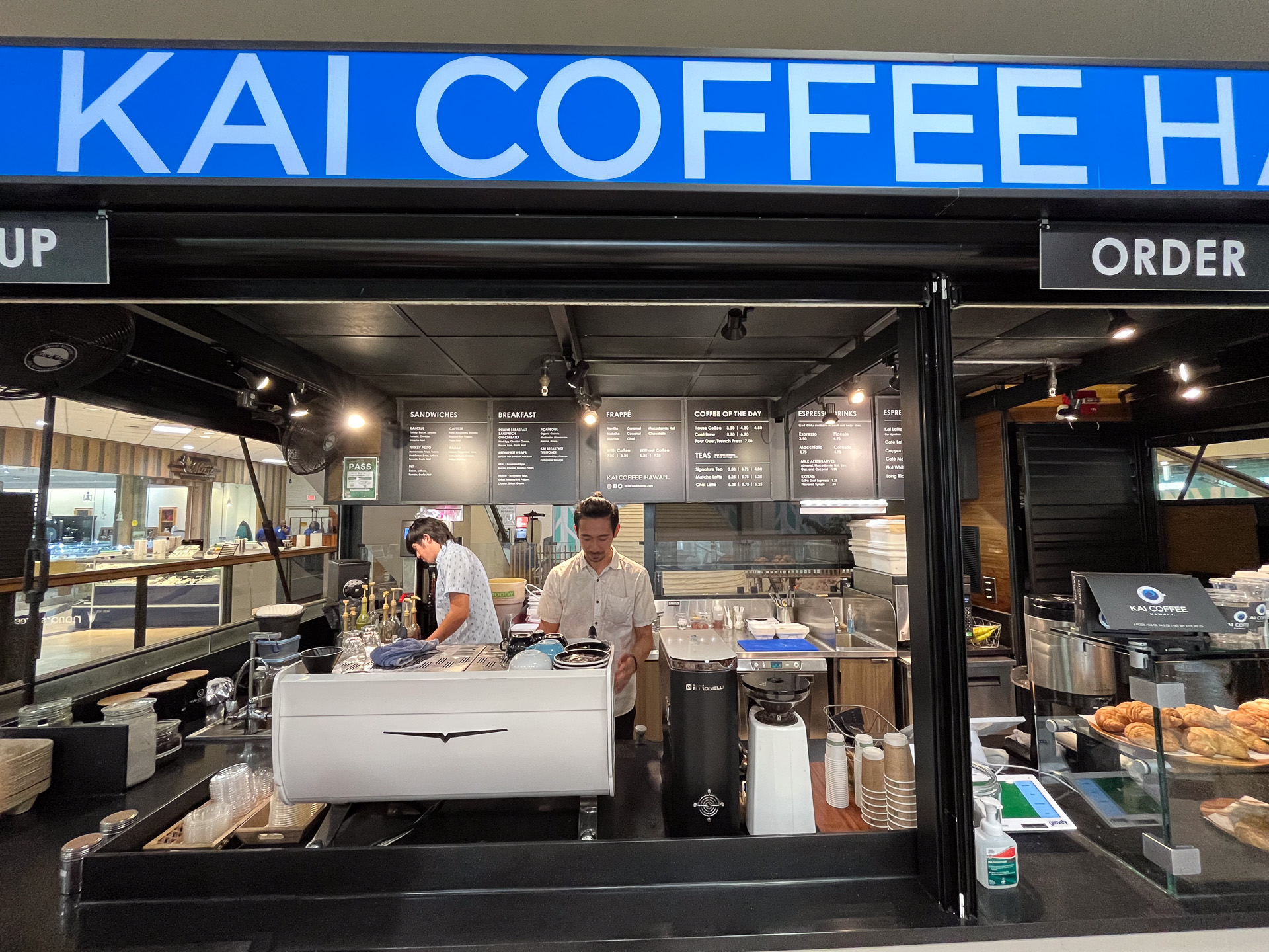 ワイキキショッピングプラザの以前スターバックスがあった場所に先月開店した