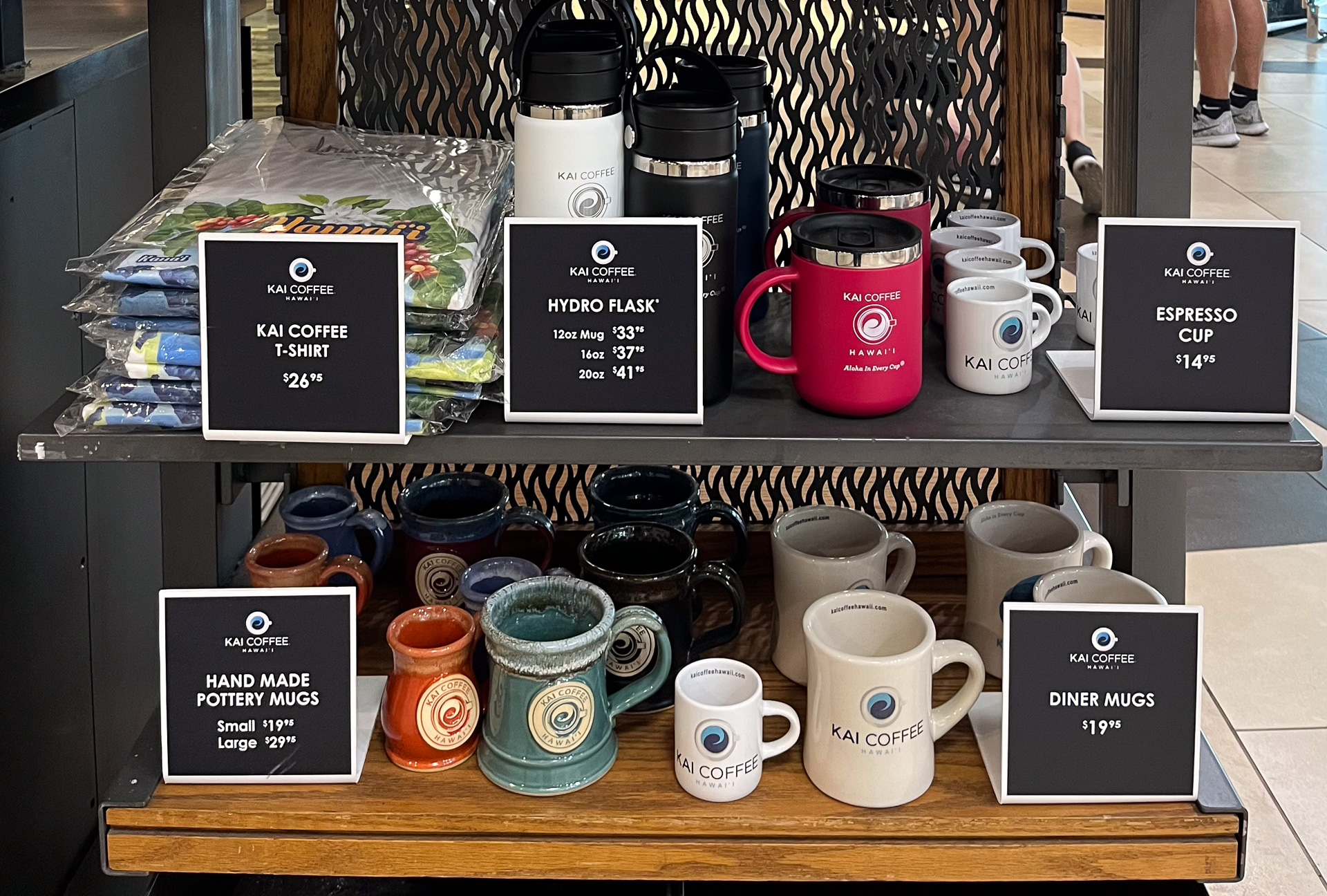 コーヒー豆のほか、コーヒーマグなどもお土産用グッズも揃う