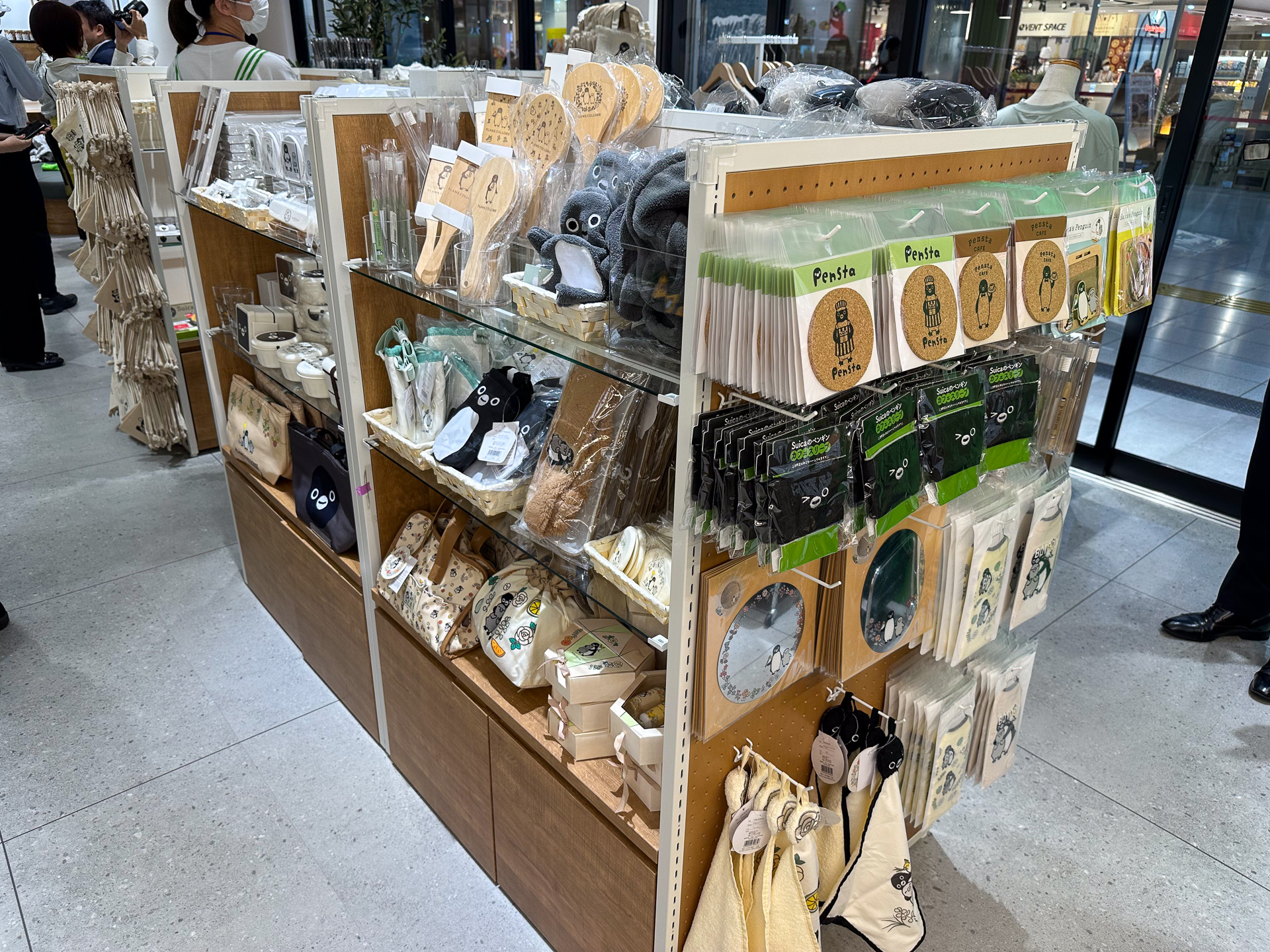 Penstaグッズエリアの商品棚のすべて