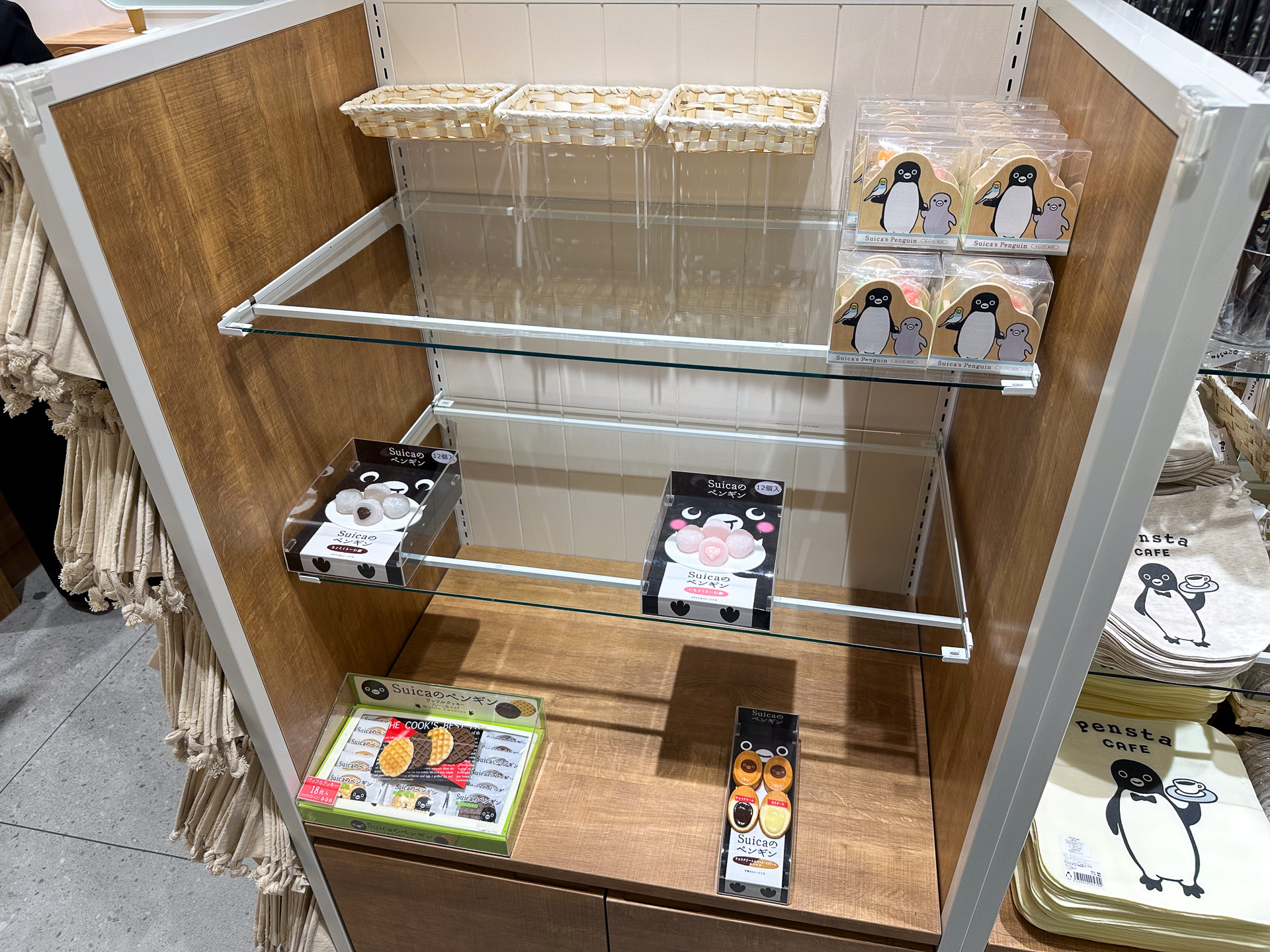 Penstaグッズエリアの商品棚のすべて