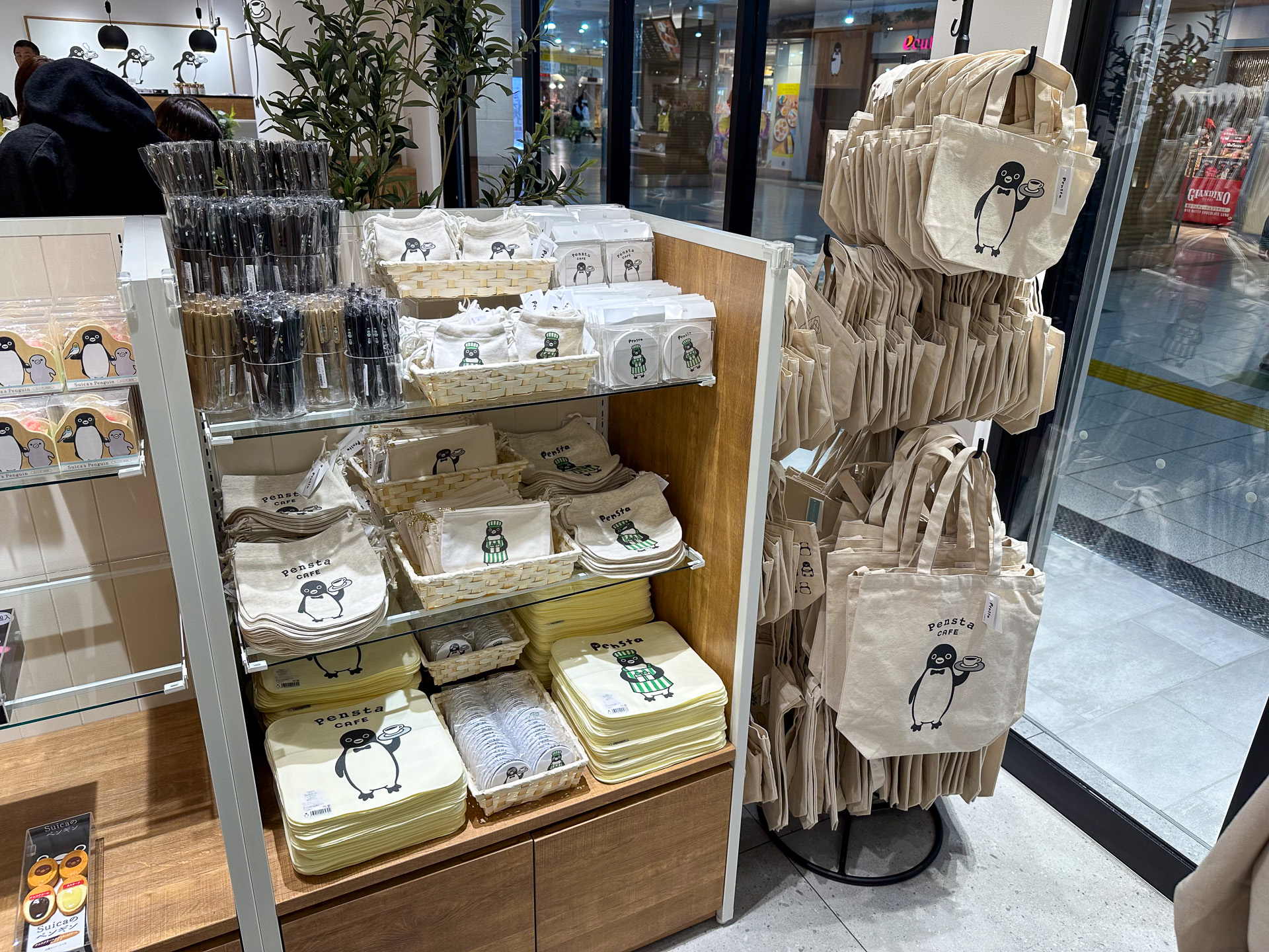 Penstaグッズエリアの商品棚のすべて