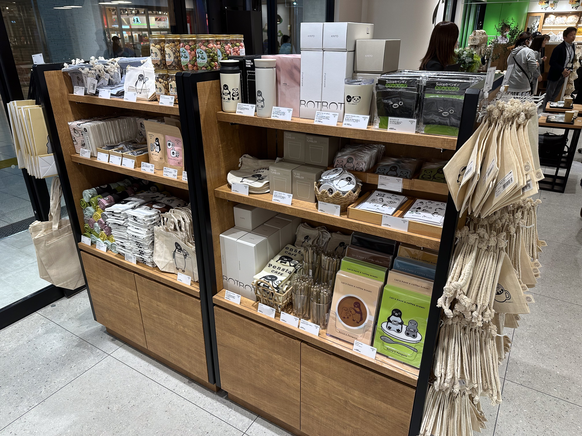 カフェエリアにも小規模ながらグッズ売り場がある