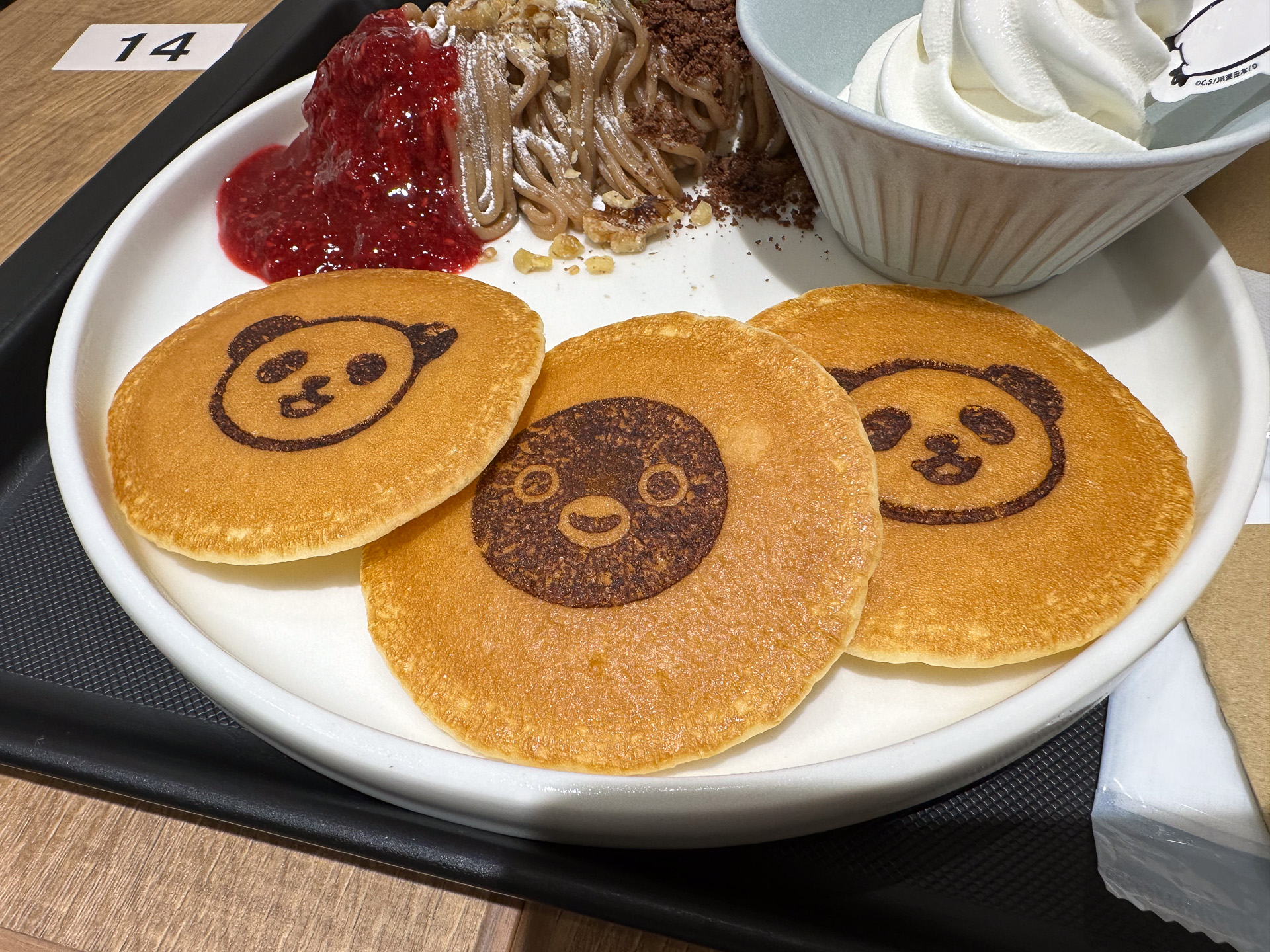 パンケーキにはSuicaのペンギンとパンダの顔が
