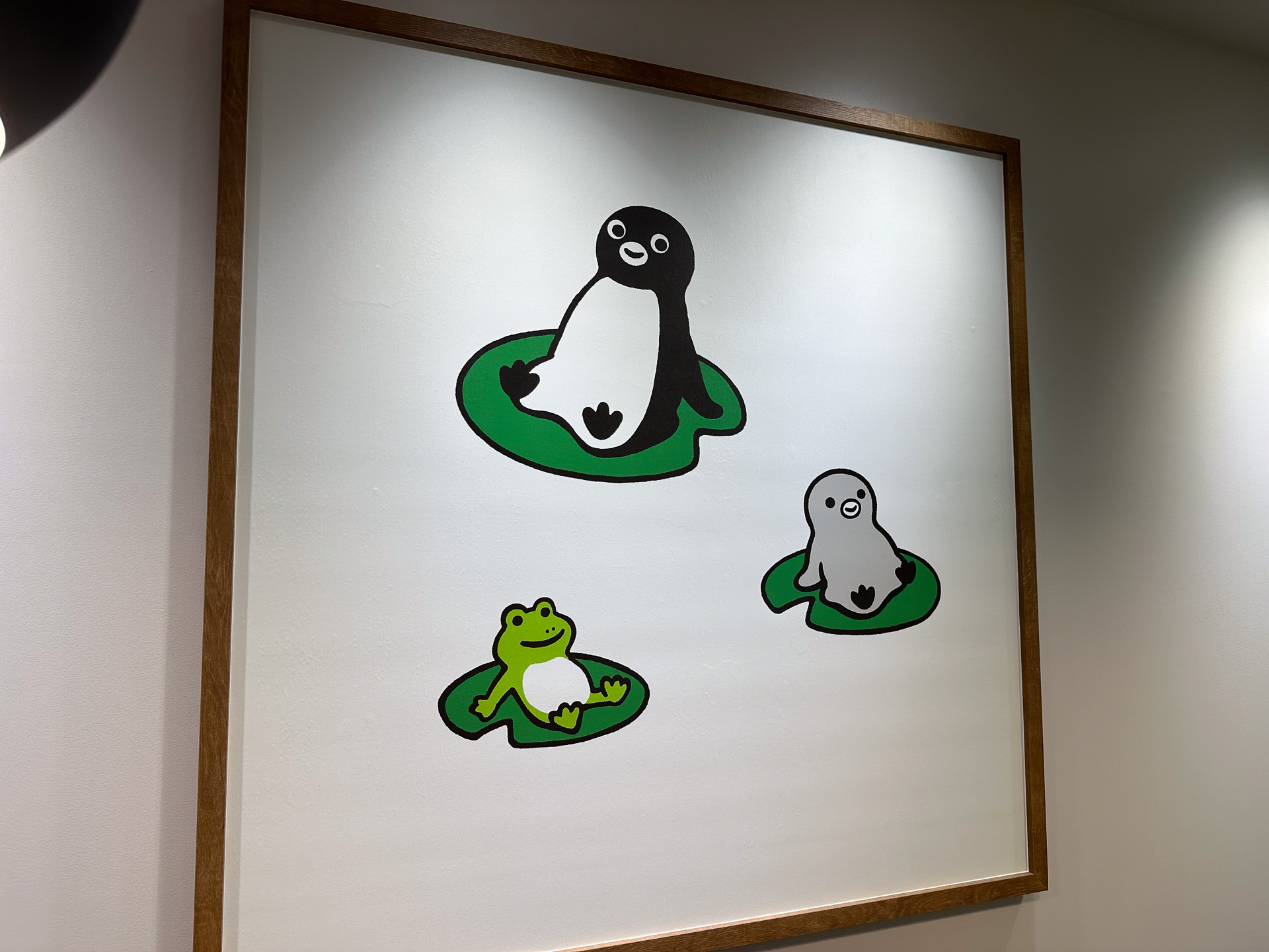 店内にはSuicaのペンギンのアートがたくさん。土地柄から動物園や不忍池を彷彿とさせるものも