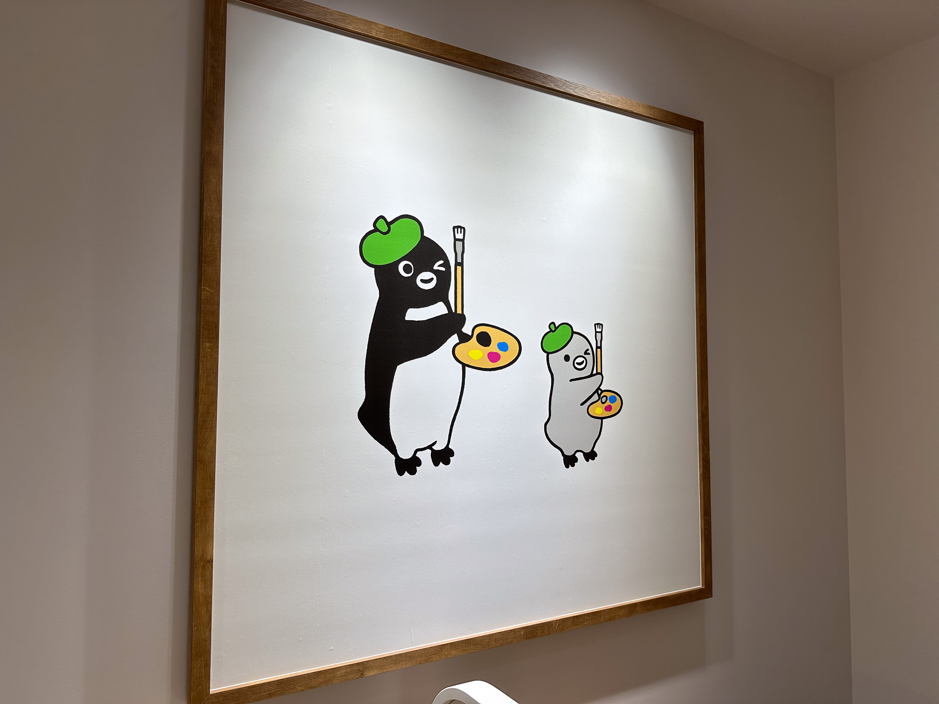 店内にはSuicaのペンギンのアートがたくさん。土地柄から動物園や不忍池を彷彿とさせるものも