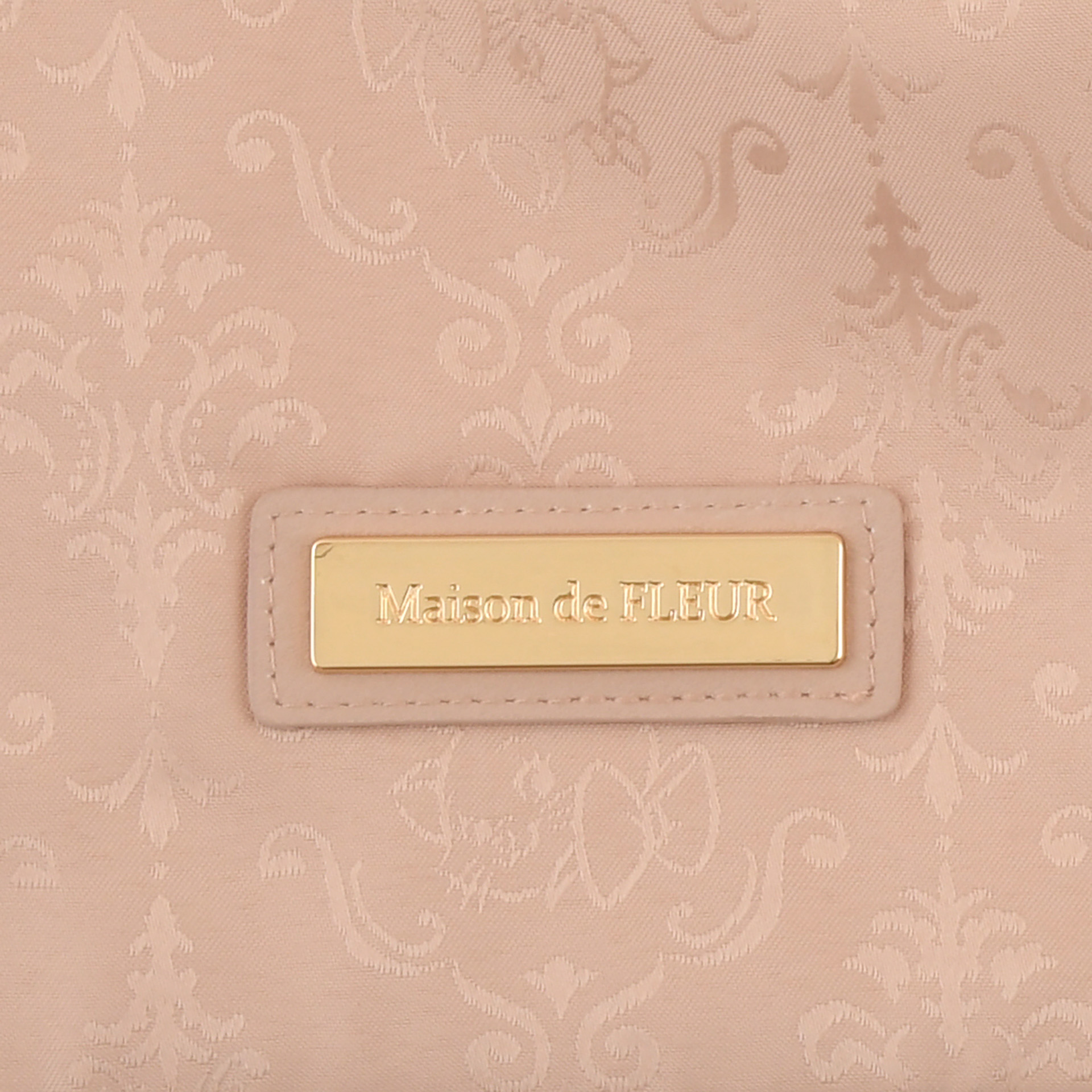 プレートはゴールドカラー