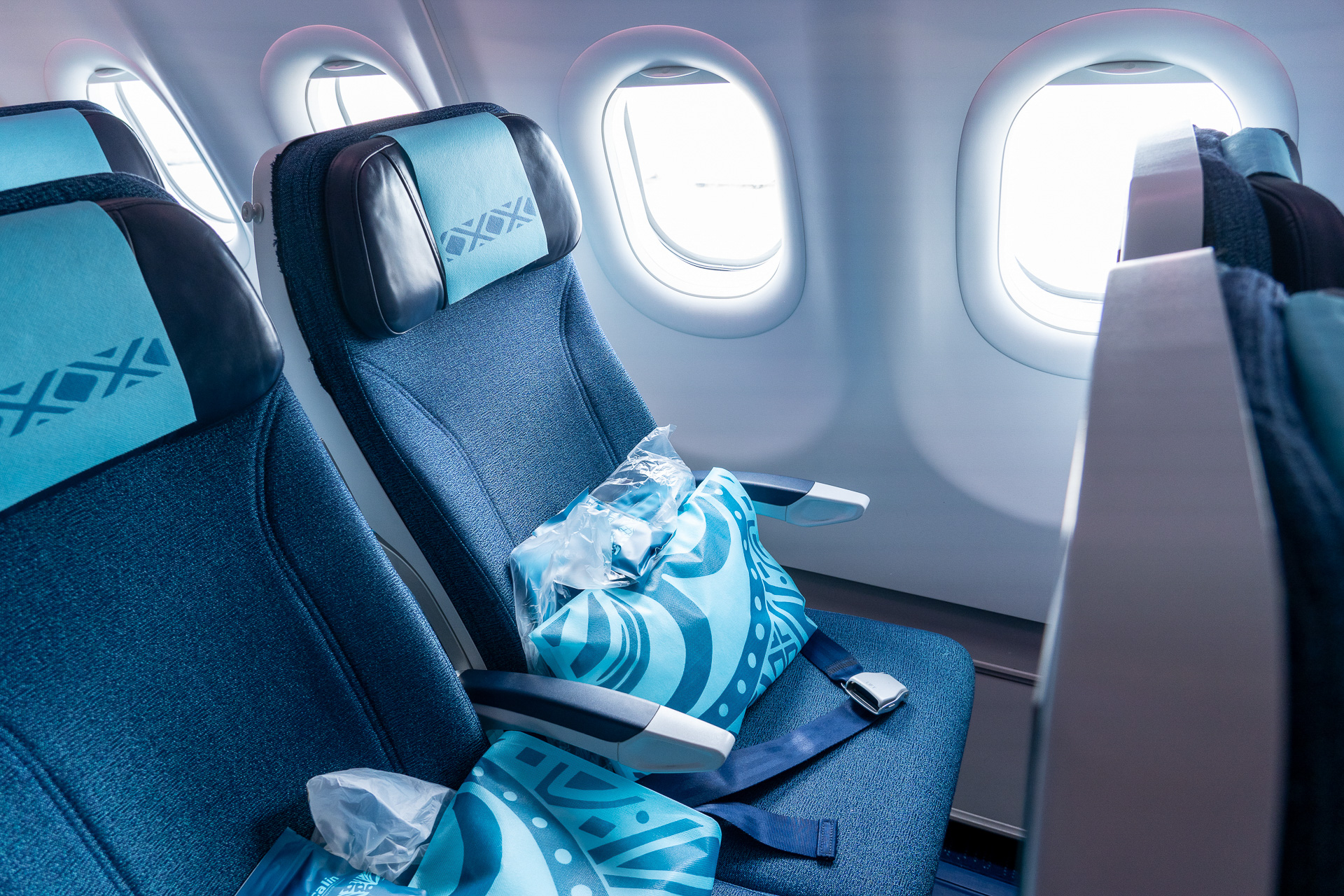 2-4-2の座席配置のエコノミークラス。今回は機体後方のA（窓側）でした