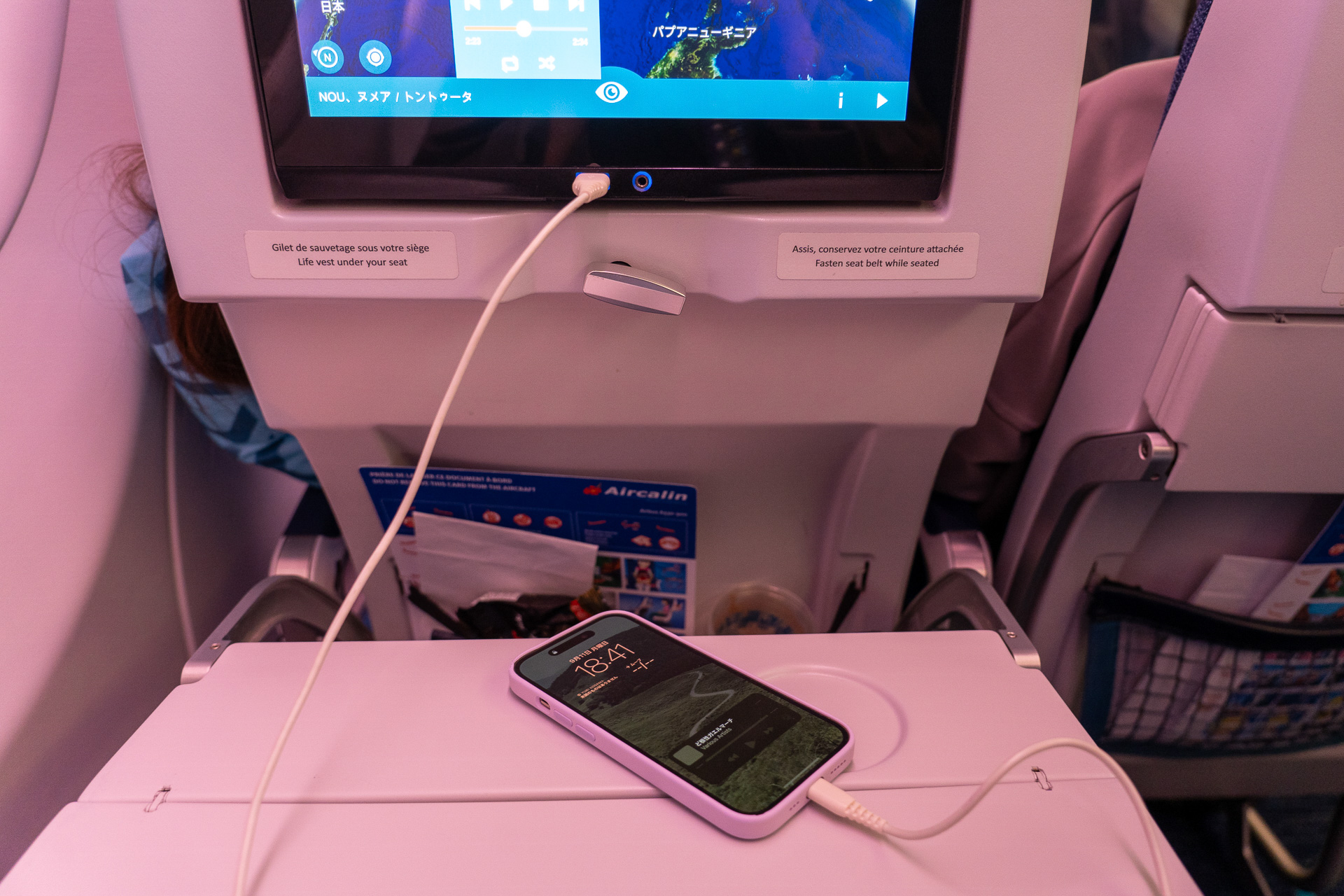 USB充電ポート、ヘッドフォンジャック、足元には110VのACコンセント