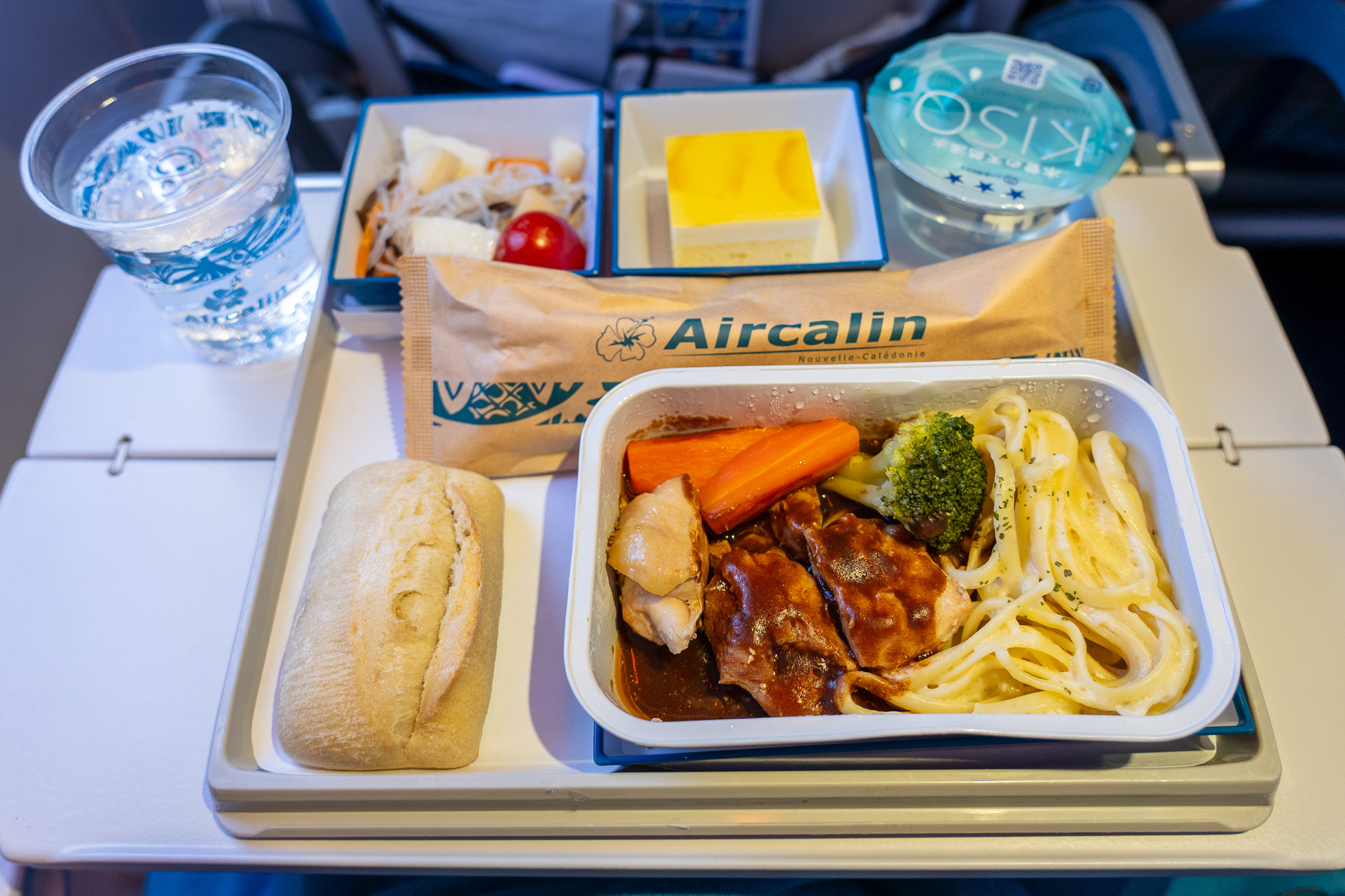 チキン＆パスタ。パンが美味しい♪