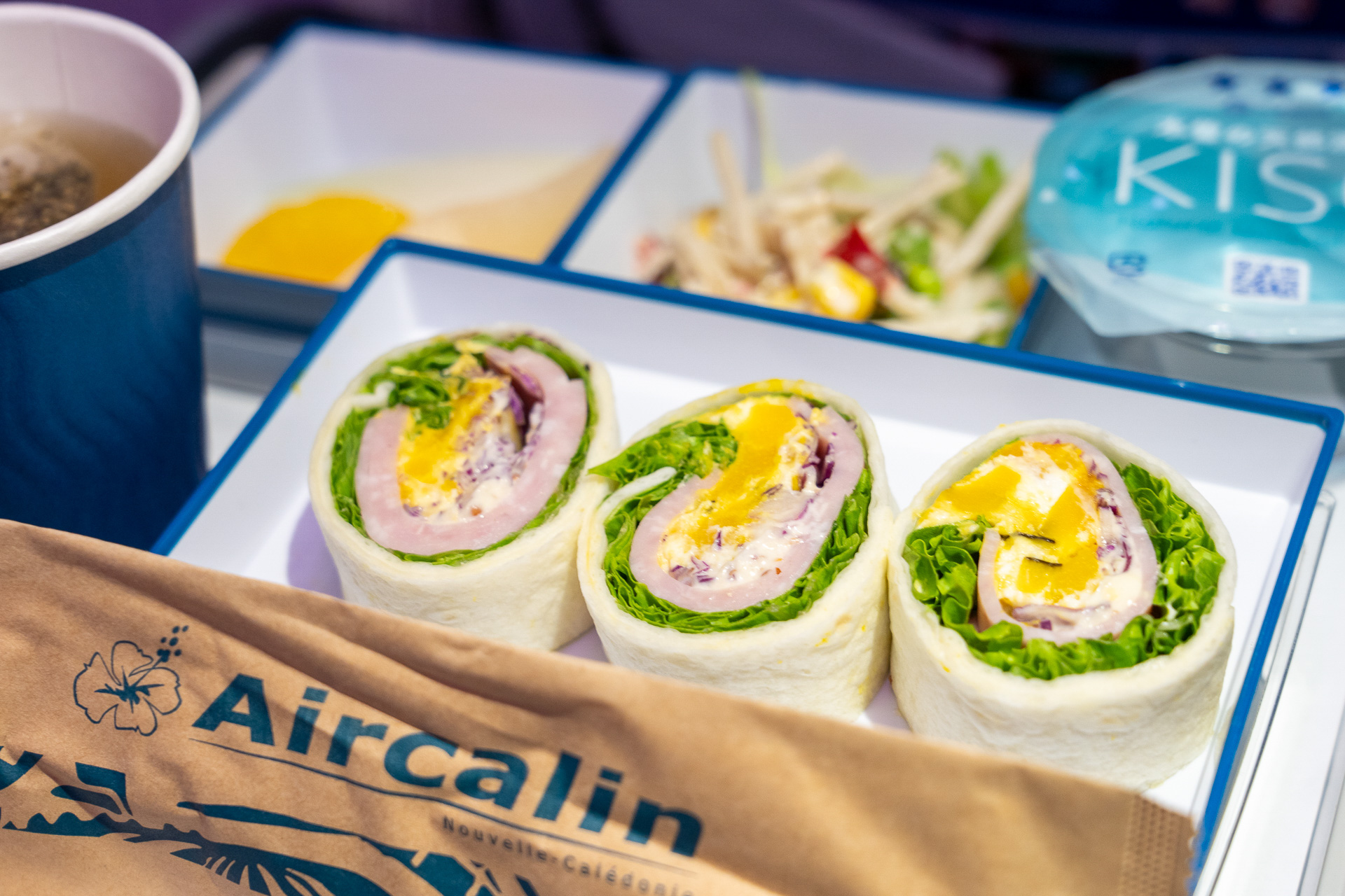 時間的には夕食の機内食（2回目）。翌朝まで食事する機会がほぼないのでしっかり食べることをオススメします