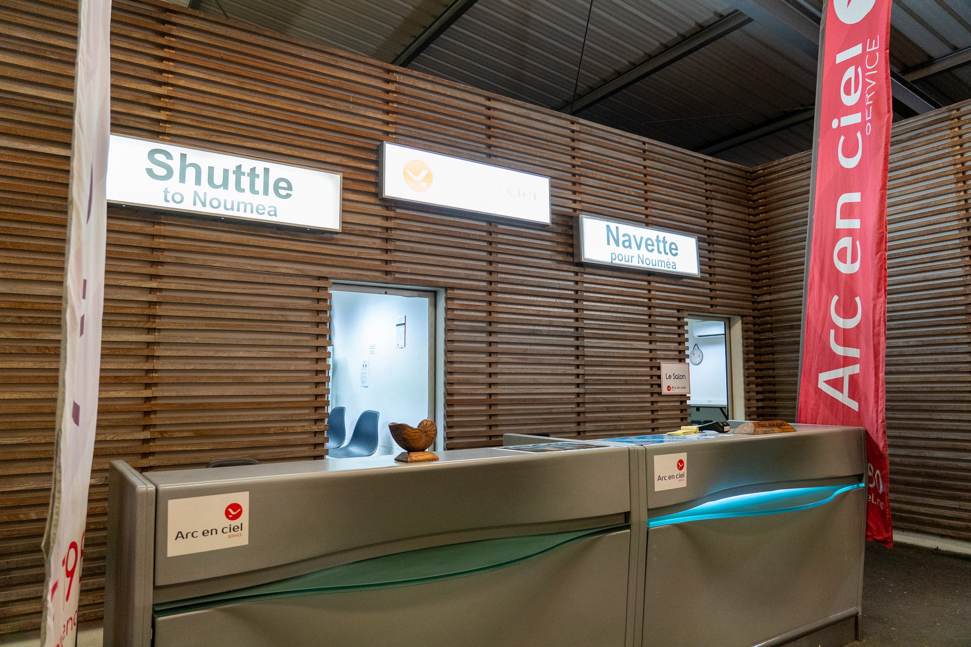 空港のエントランスを出て右に歩いていくとある「Arc en ciel（アルカン・シエル）」の受付