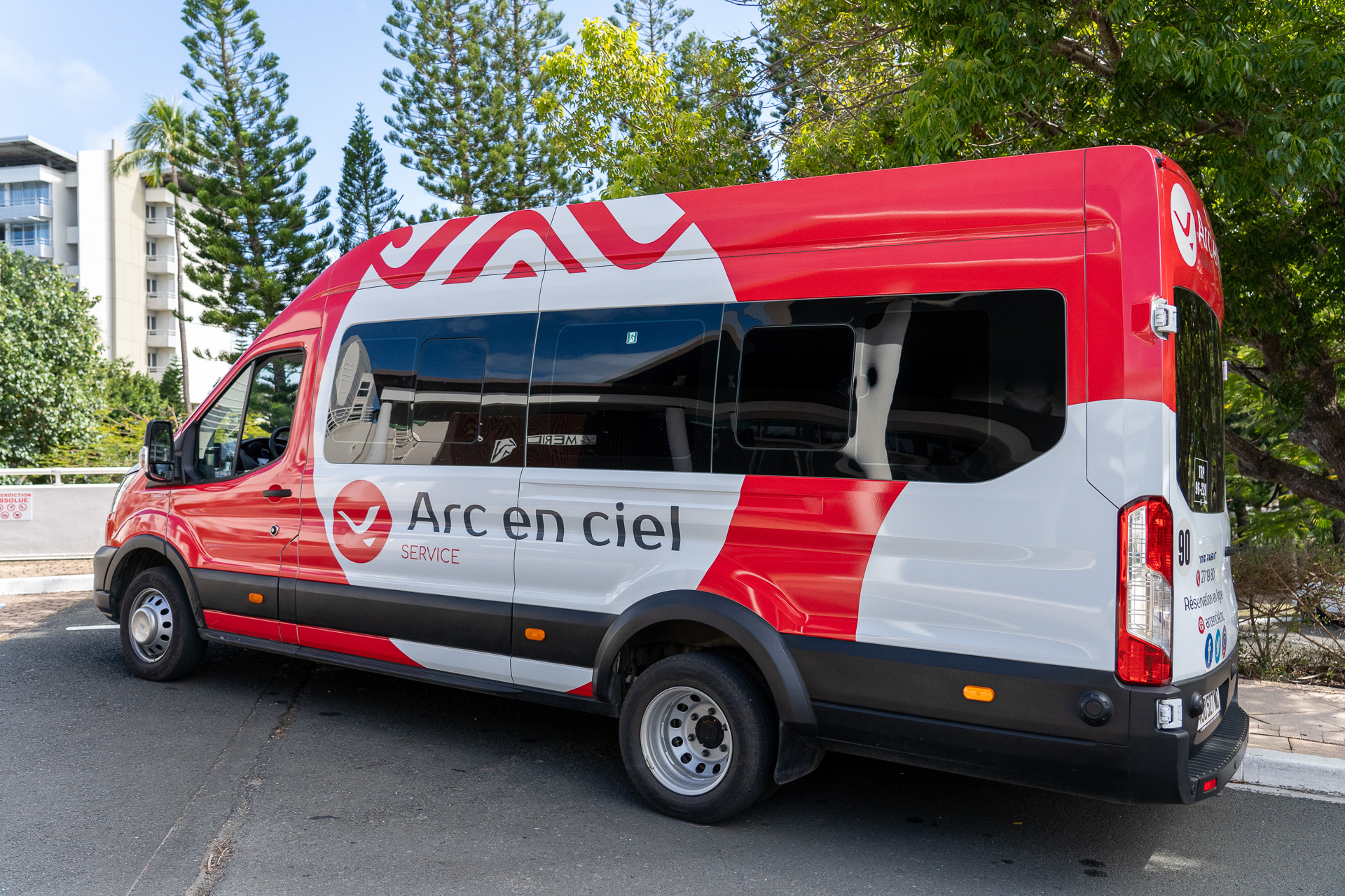 どこかで聞いたことがあるロックバンドのような名前の空港シャトルサービス。格好いい車両でした