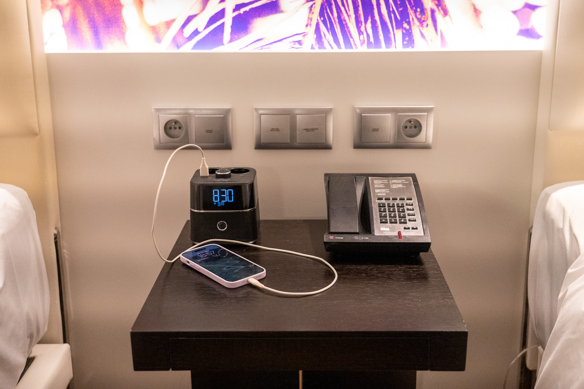 枕元にはBluetoothスピーカー内蔵の目覚まし時計充電器