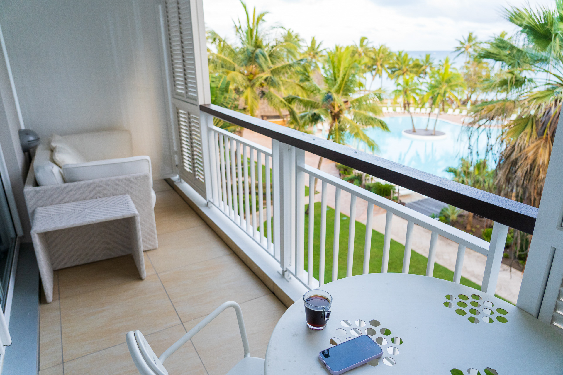 鳥のさえずりを聞きながら朝のコーヒーを