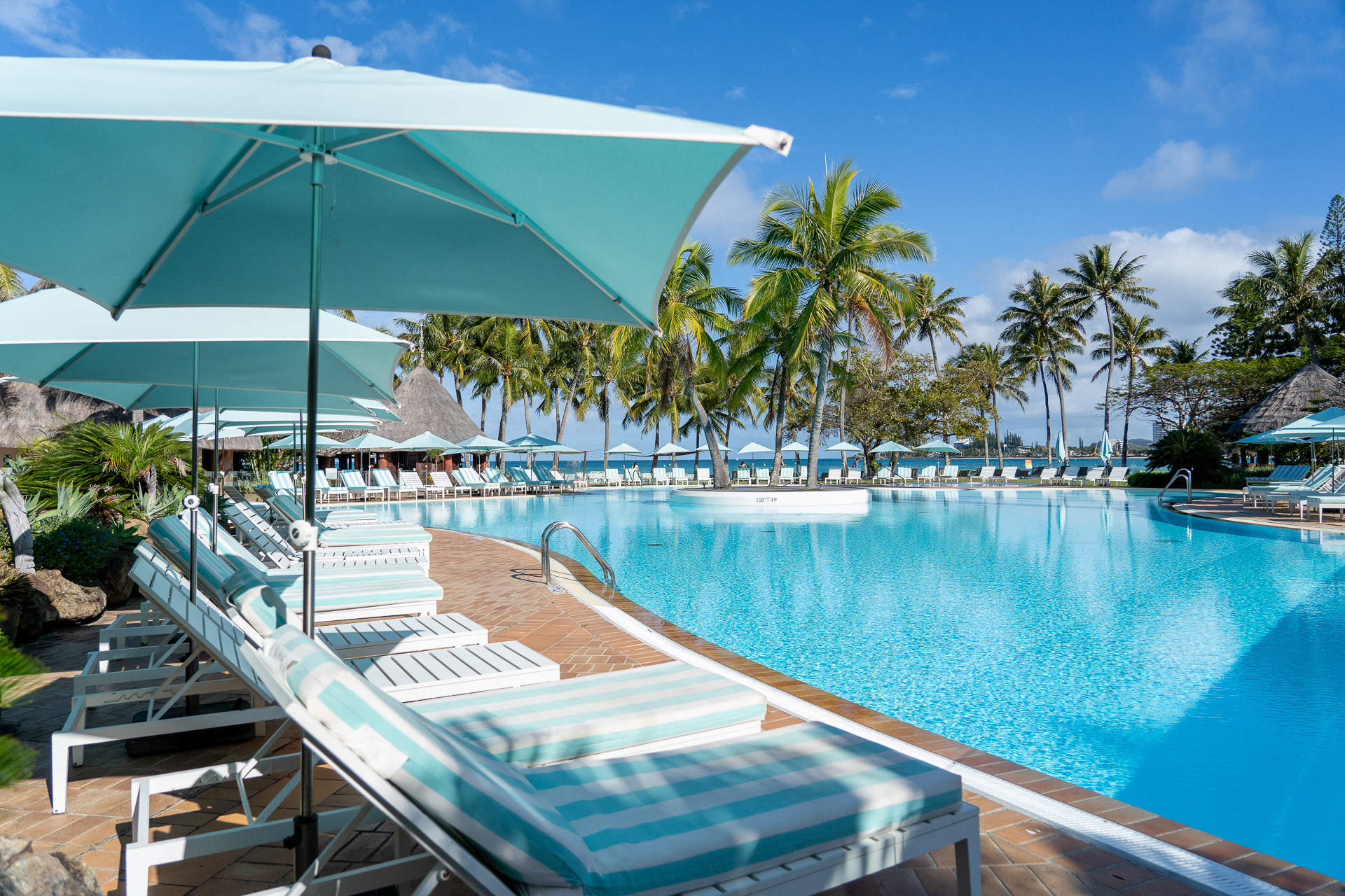 プールサイドにはバーも。今回の旅ではここでゆっくりする時間がなかったのがちょっと残念