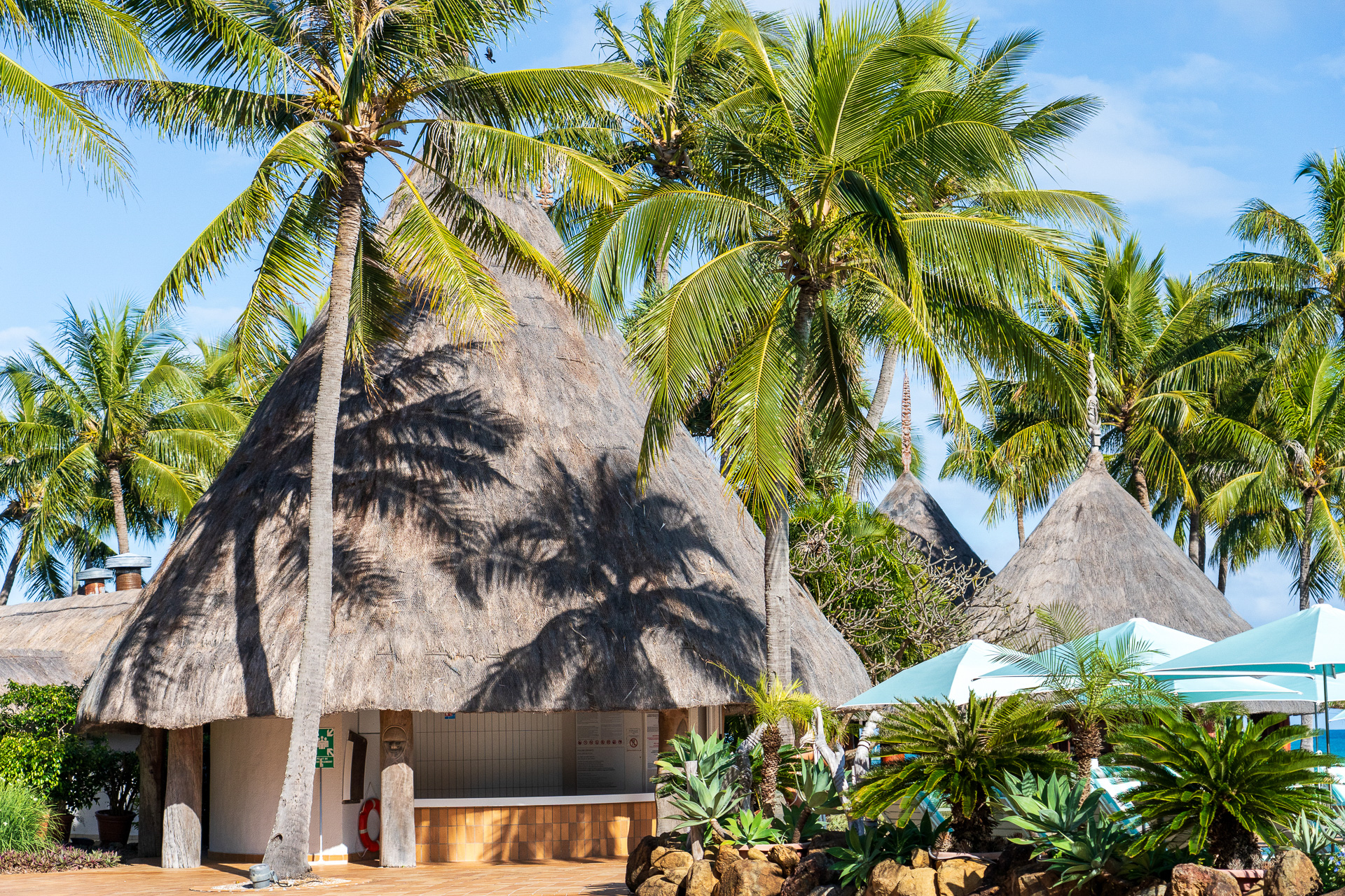 プールサイドにはバーも。今回の旅ではここでゆっくりする時間がなかったのがちょっと残念