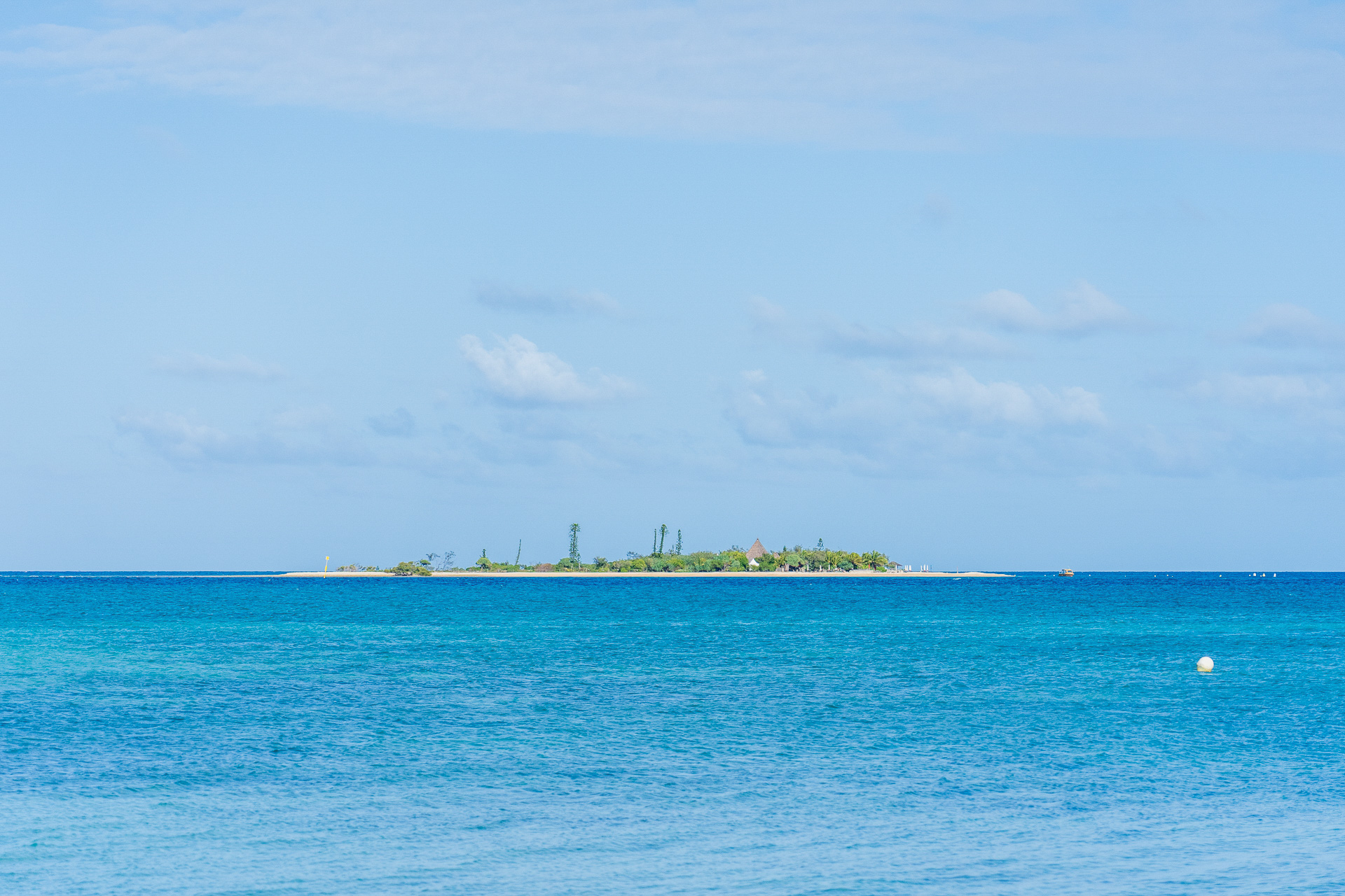 1kmほど先に浮かぶのは無人島「カナール島」