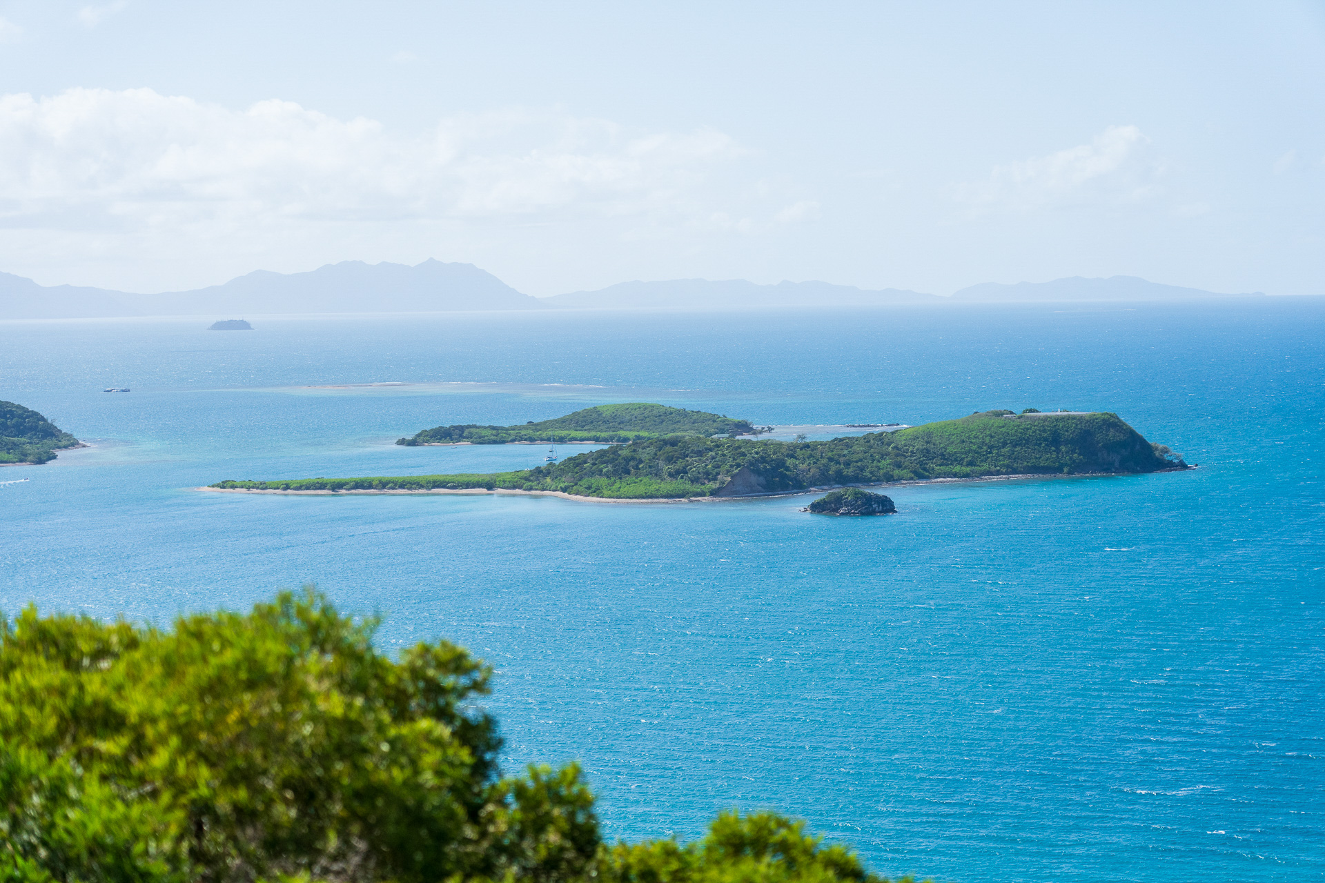 第二次世界大戦時の砲台があるウアントロの丘。映画「天国にいちばん近い島」で主人公の万里は自転車をレンタルしてここを訪れていました