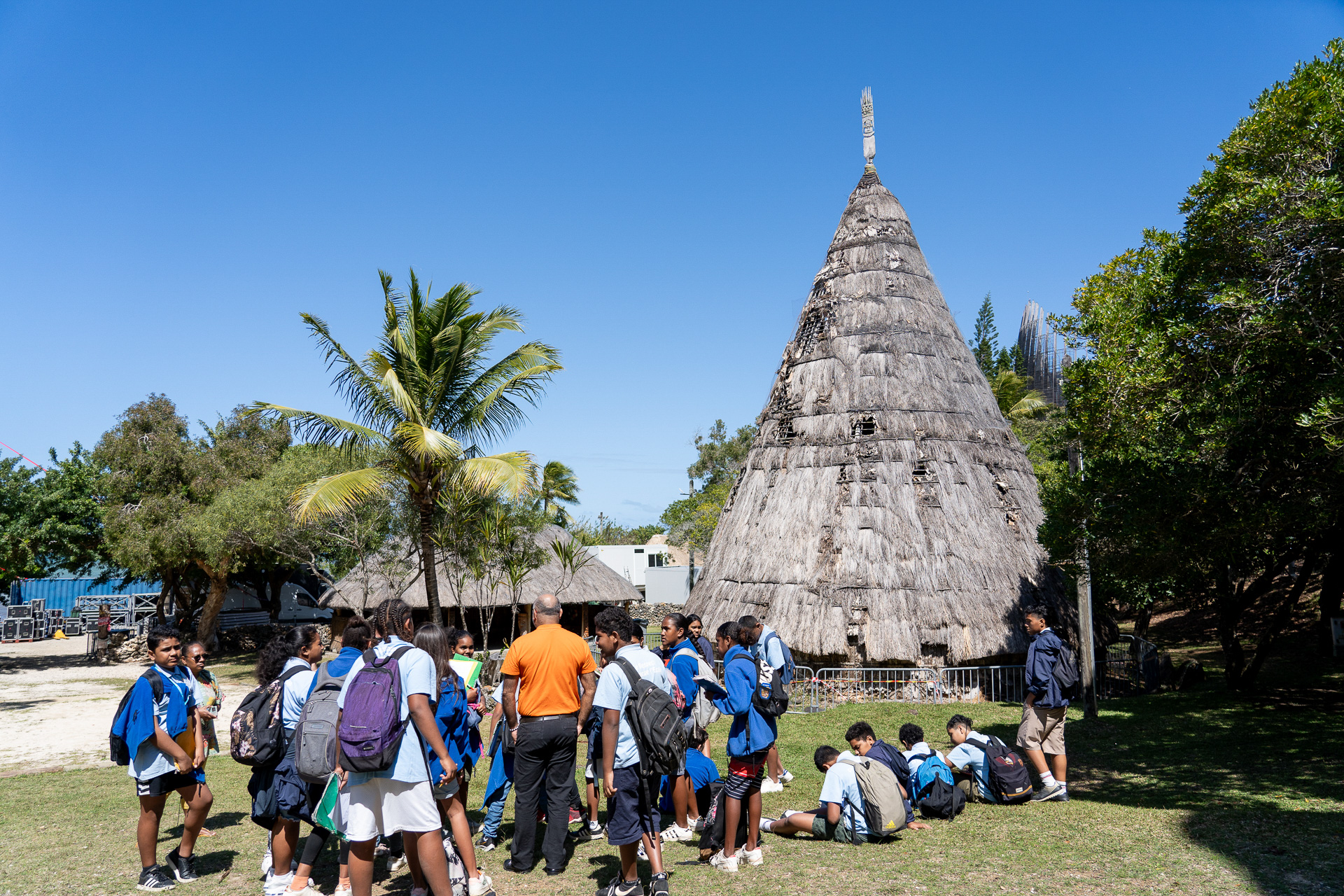 地域や村、島によって形が少しずつ違う「カーズ」。地元の子供たちが社会見学に来ていました