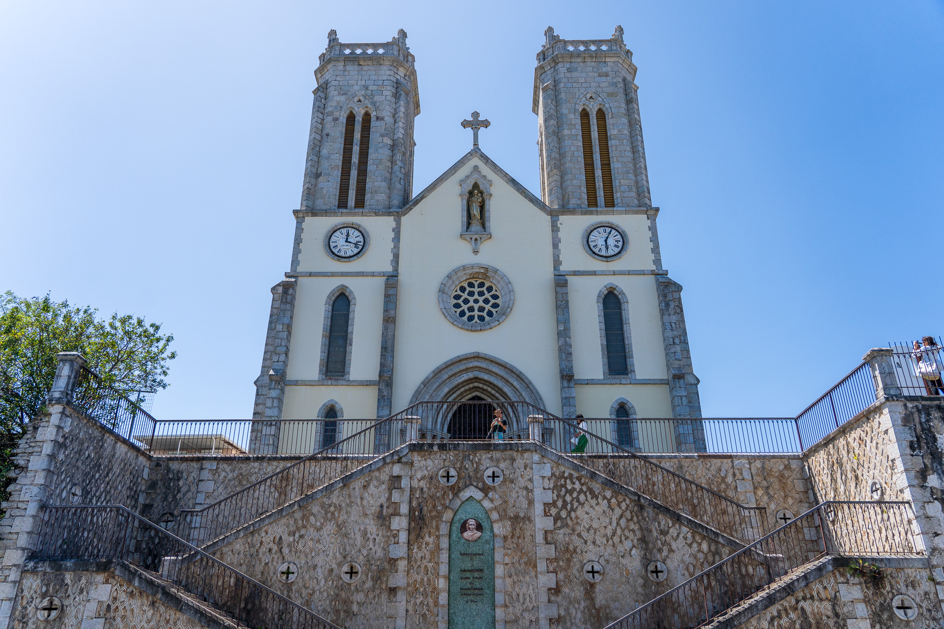 正午には鐘が鳴り響きます