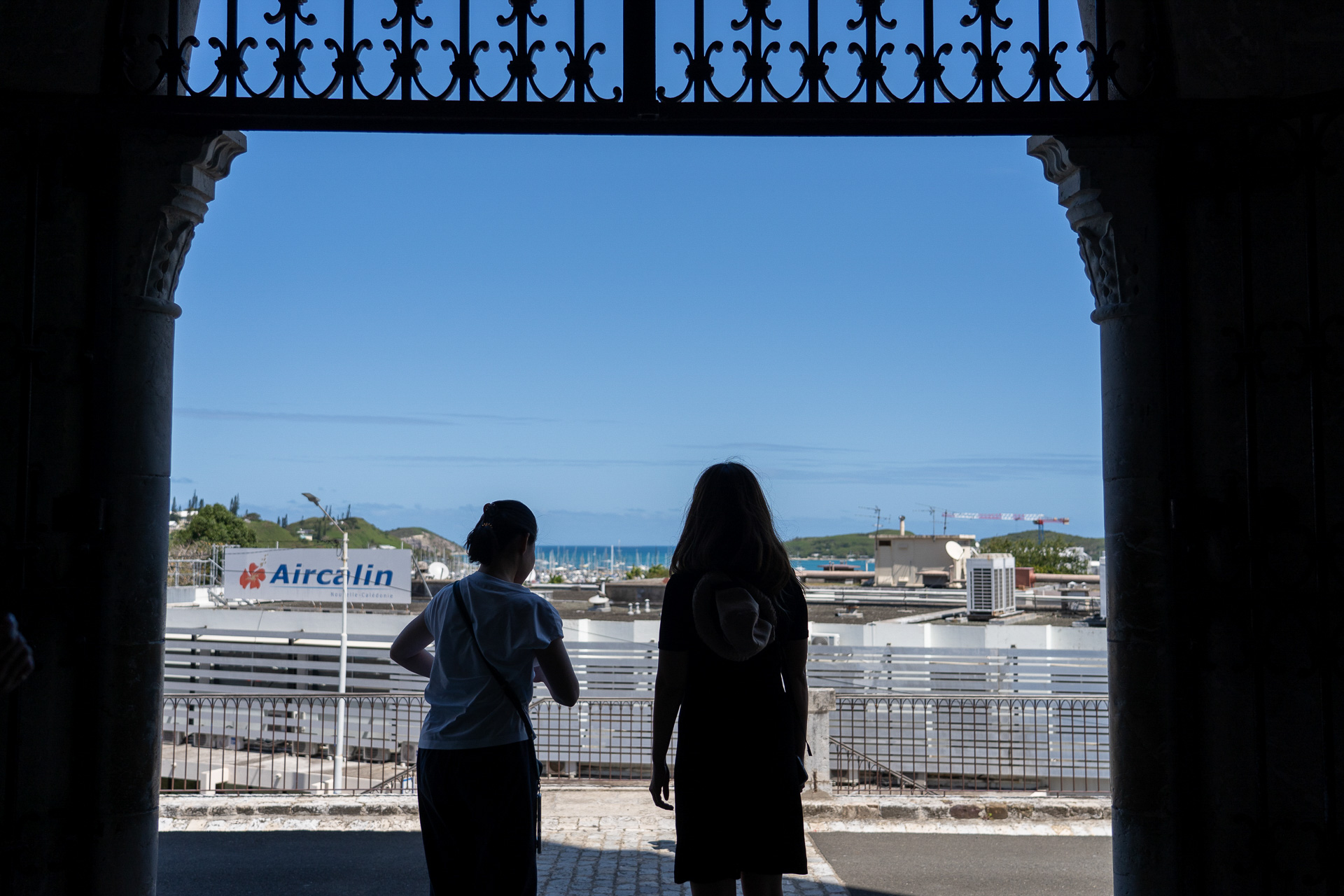 扉口からはヨットハーバーが一望できます。目の前はエアカランのオフィス