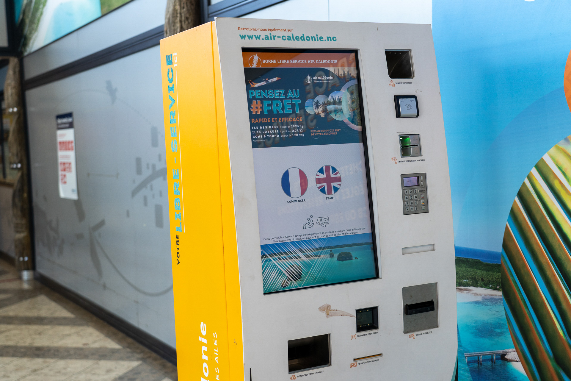 こちらはセルフチェックイン機。日本語には対応していないようです