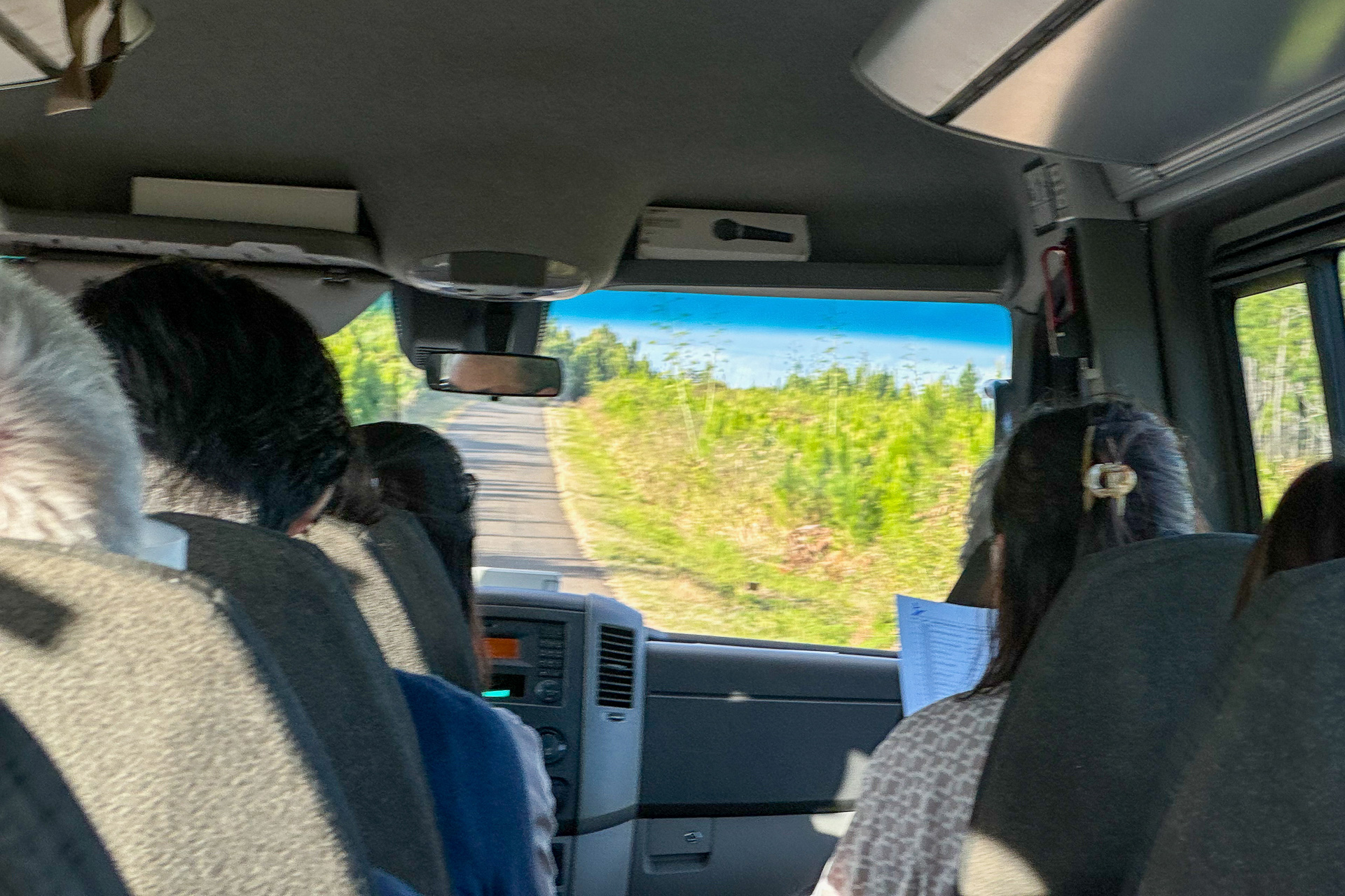 送迎車に揺られること約15分、川に架かる小さな橋を渡るとホテル到着