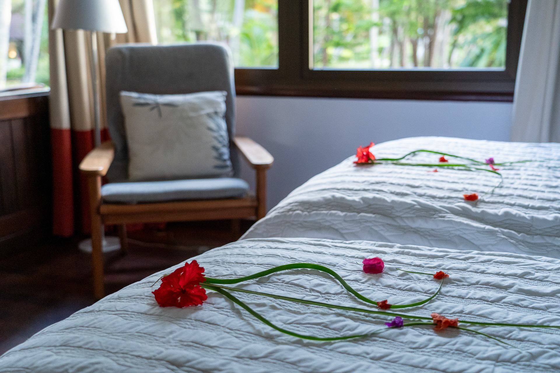 バンガローのベッドルームにはお花で歓迎の意が
